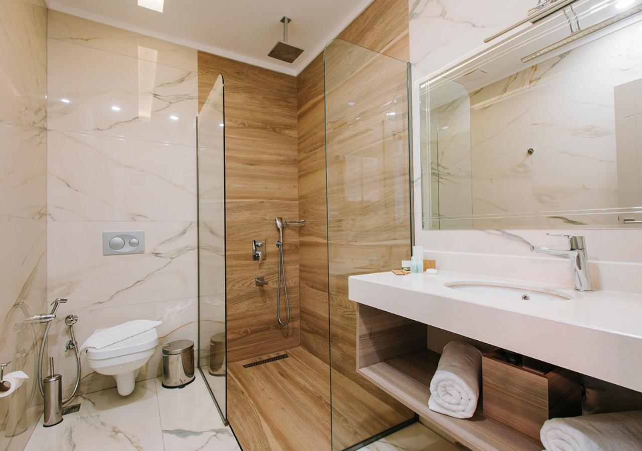 Deluxe Room with Balcony and Sea View photo 2