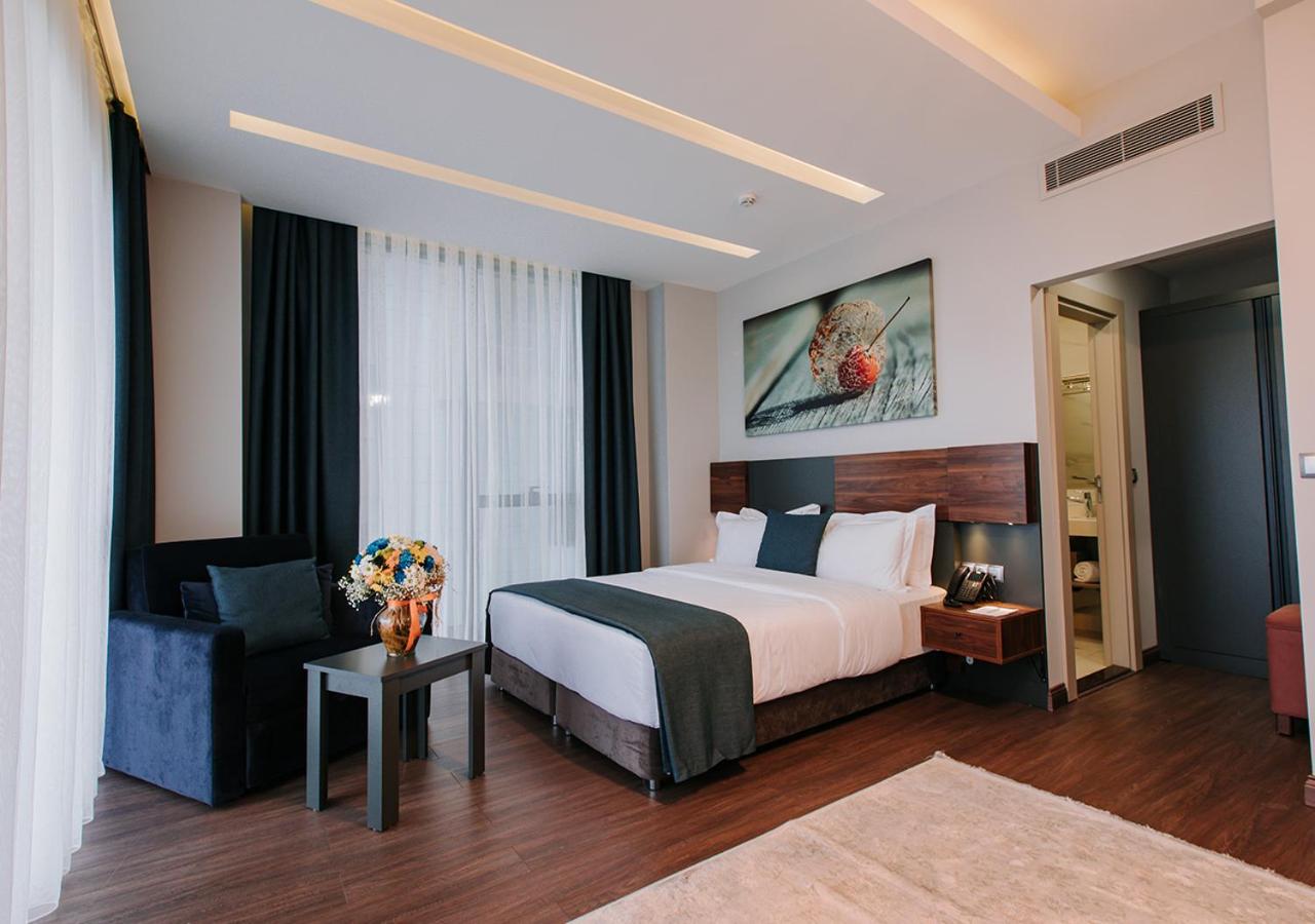 Deluxe Room with Balcony and Sea View photo 3