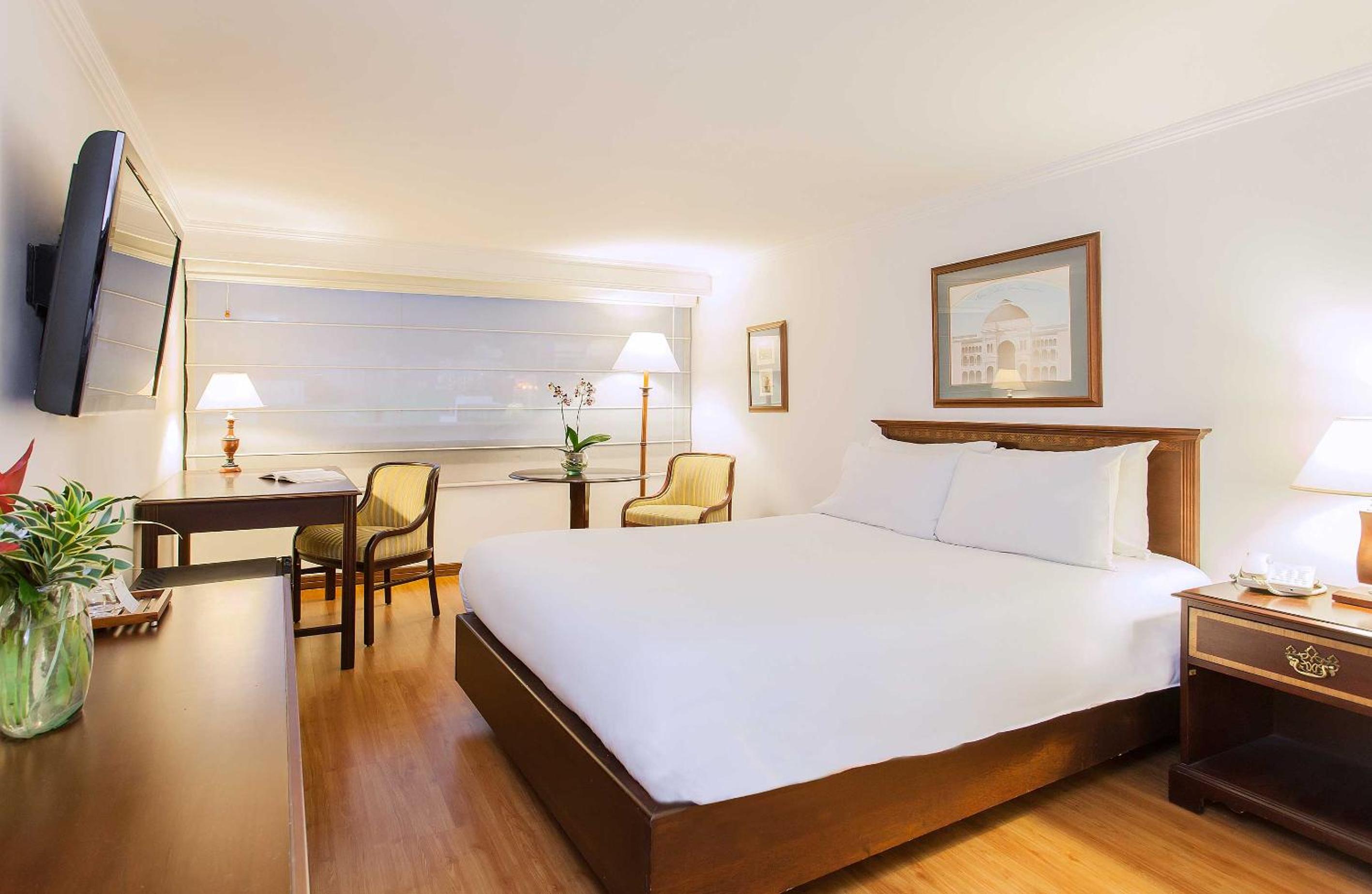 Premium King Room - Non-Smoking - Mountain View