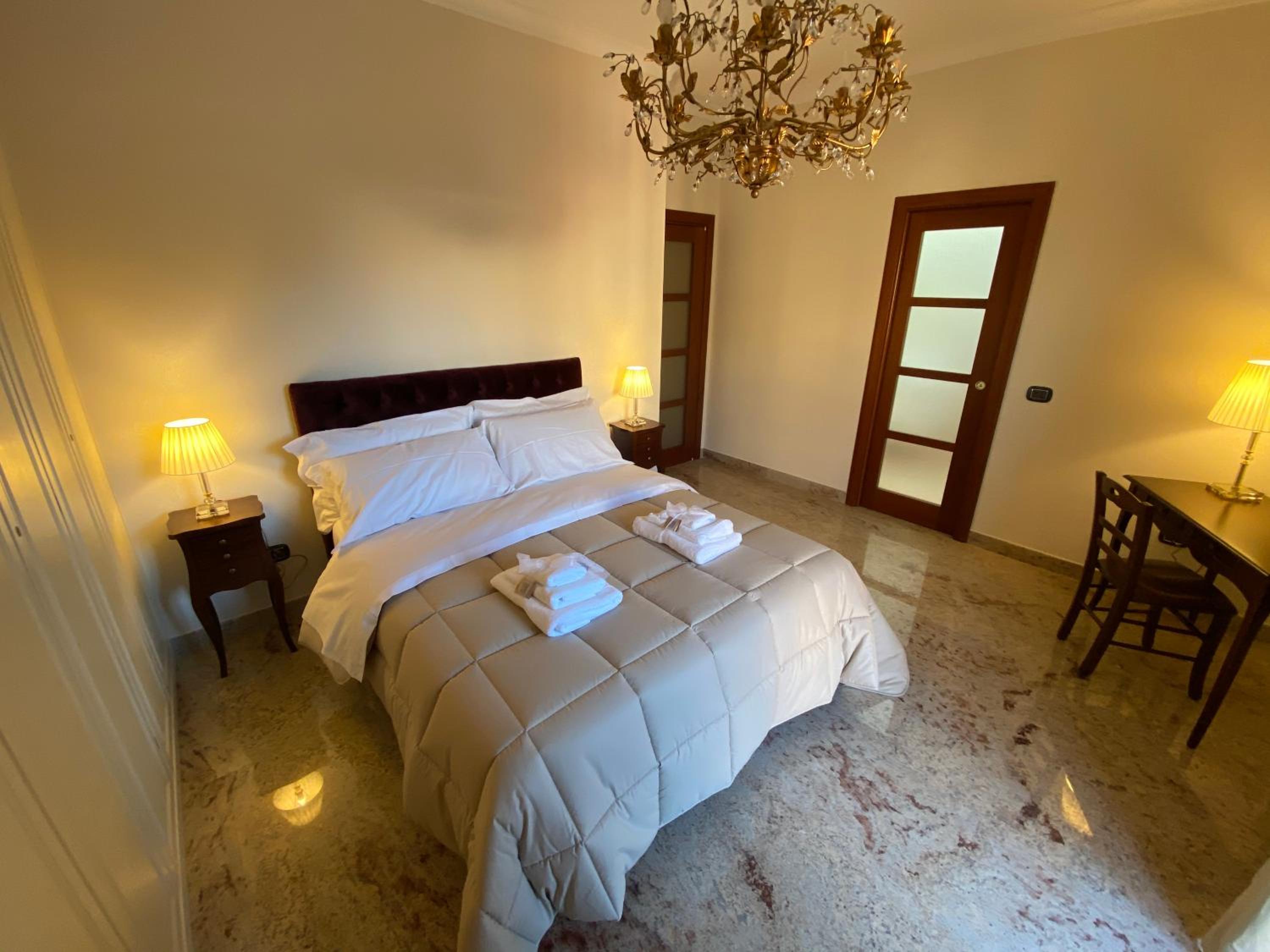 Deluxe Double Room with Balcony - Photo 3