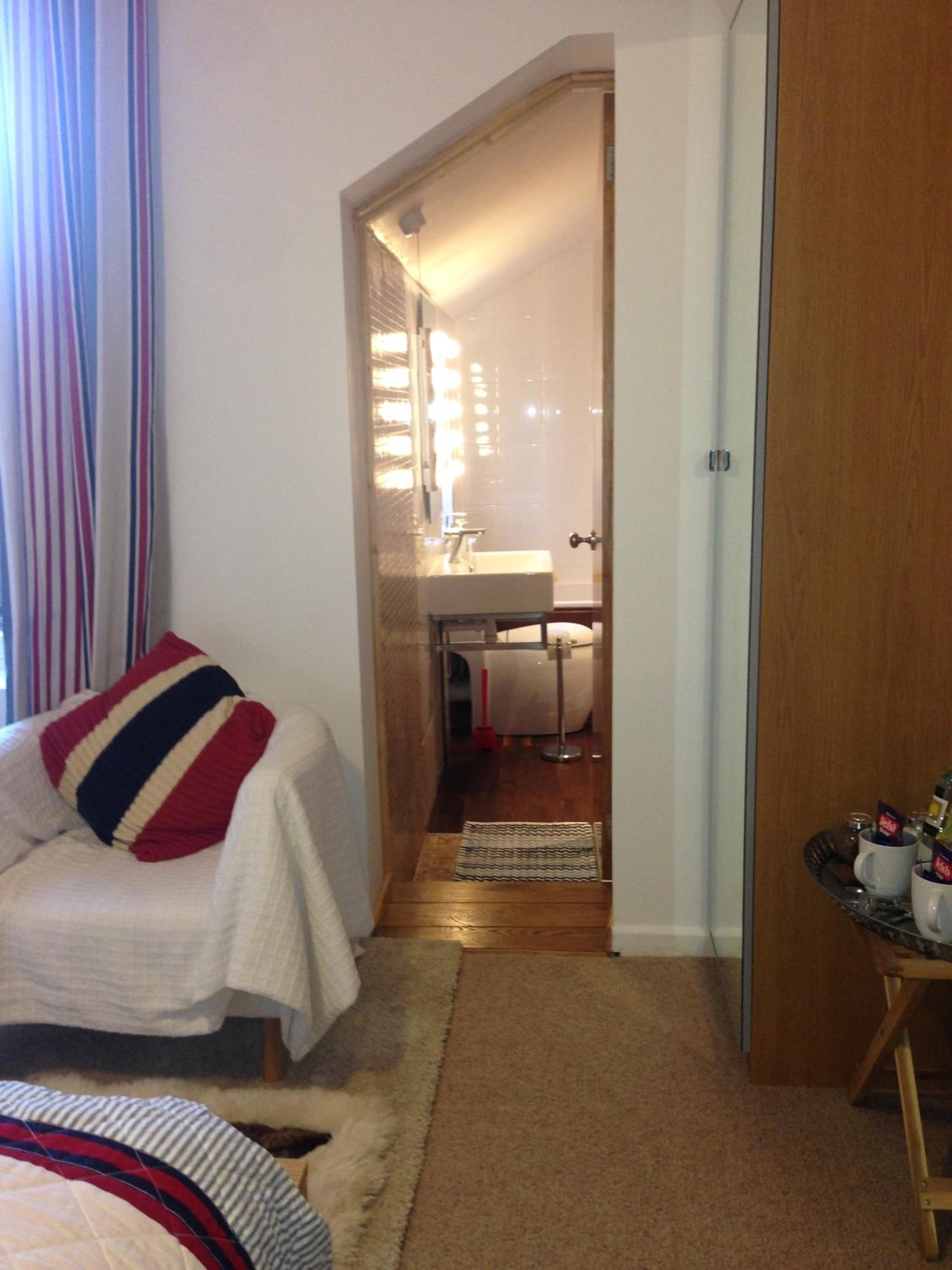 Deluxe Double Room with Bath photo 2