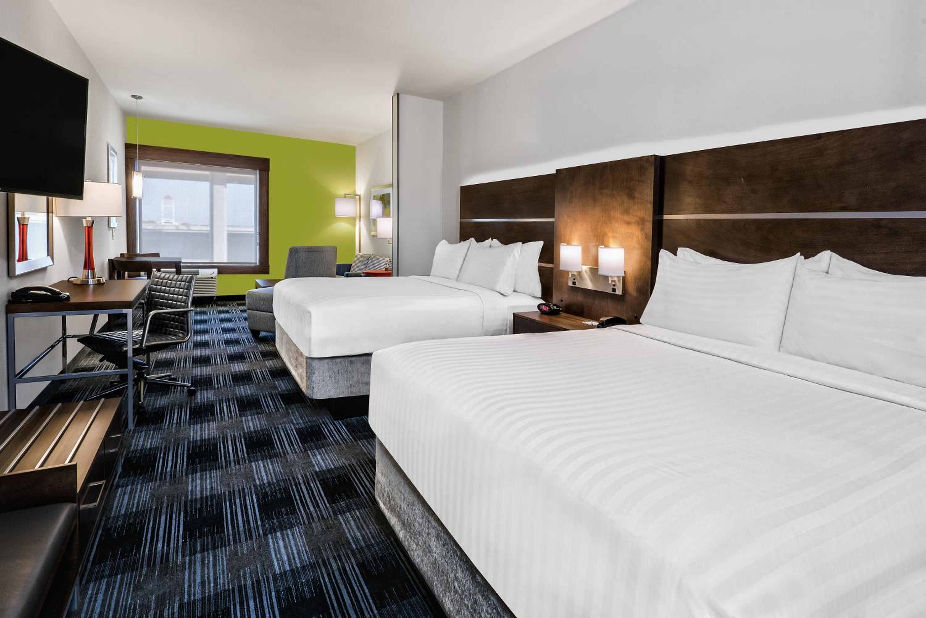 Suite with Two Queen Beds photo 3