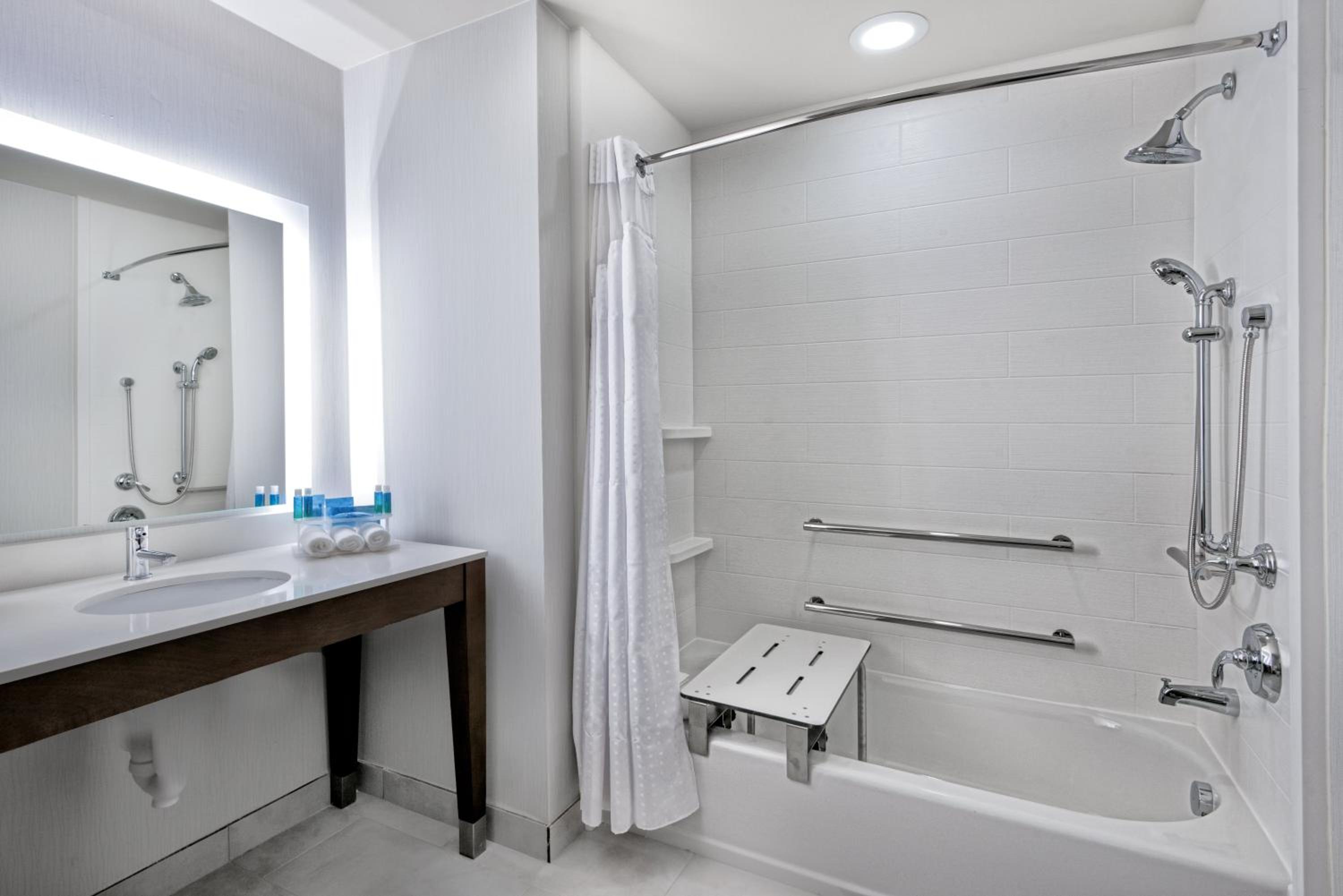 Standard Queen Room with Two Queen Beds and Mobility Accessible Tub photo 2