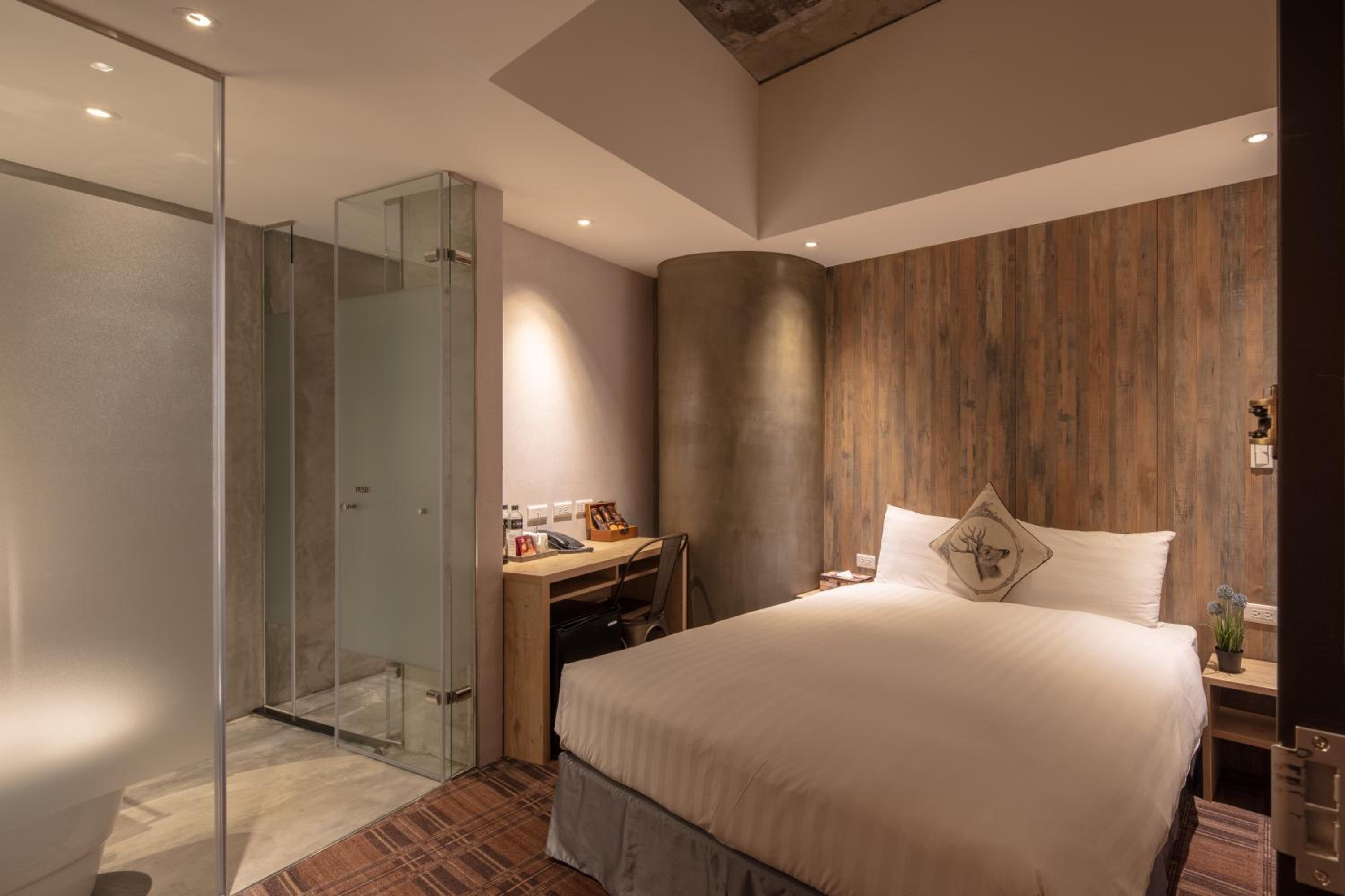 Standard Double Room - No Window photo 2