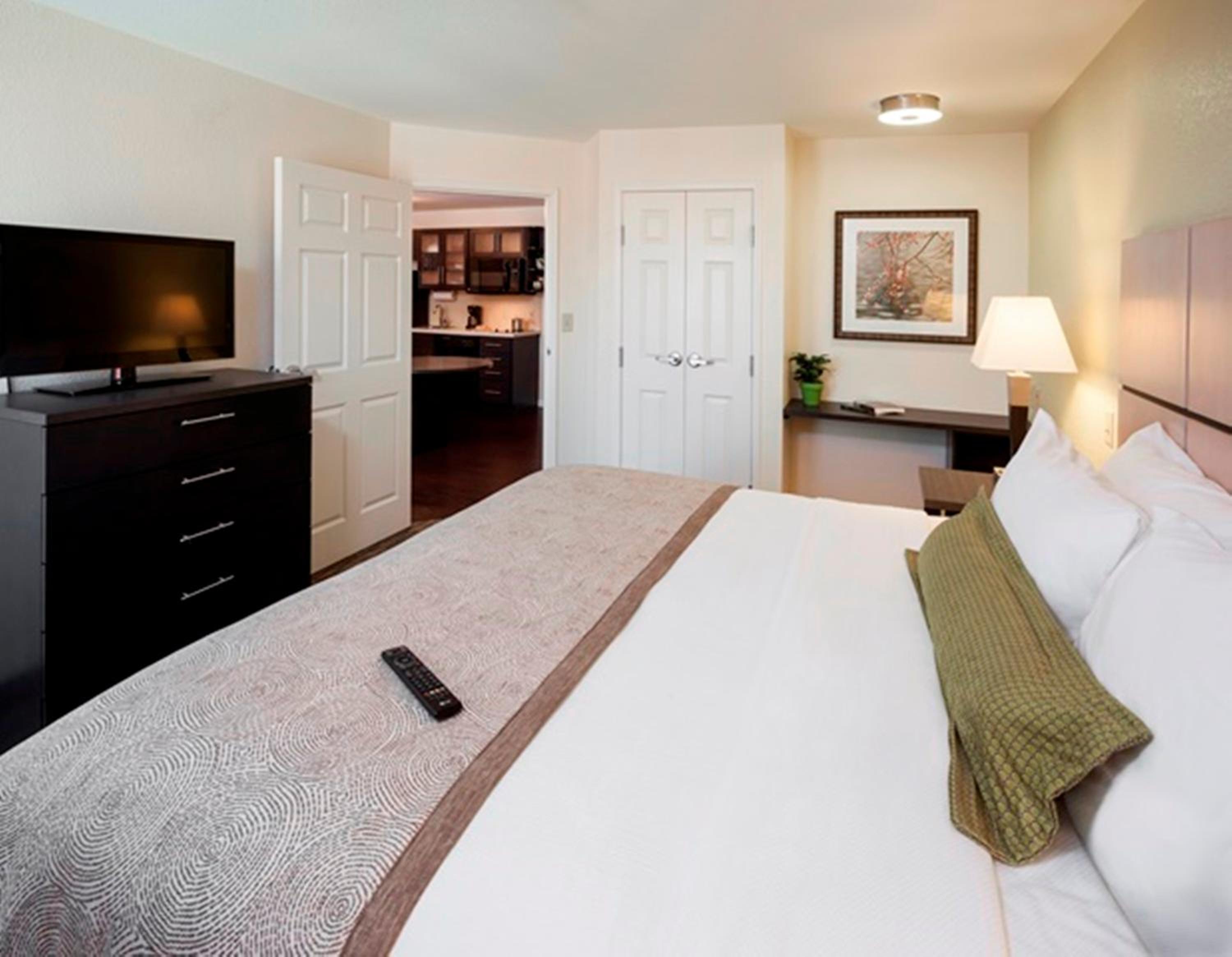 One-Bedroom Suite - Hearing Accessible with Bath Tub photo 2