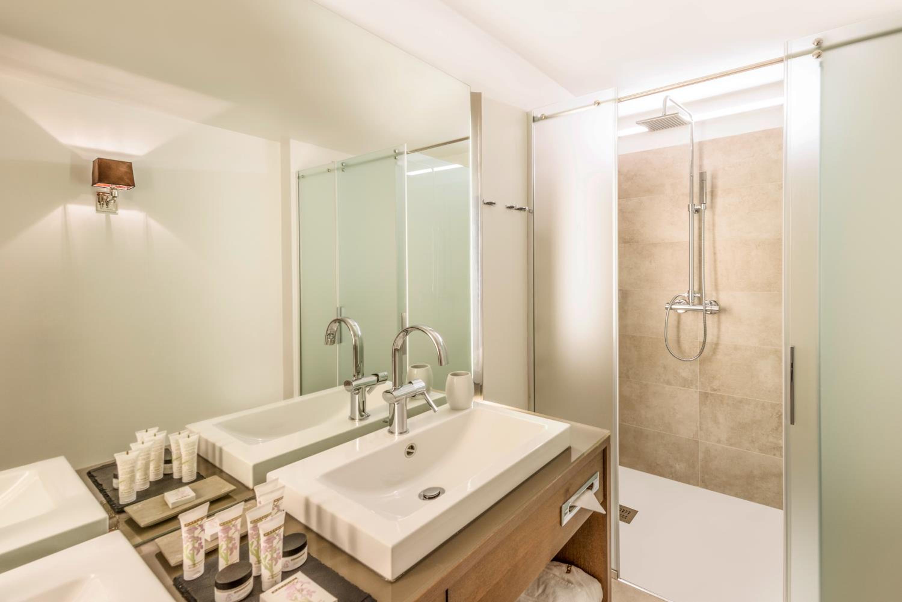 Standard Double Room - Photo 2