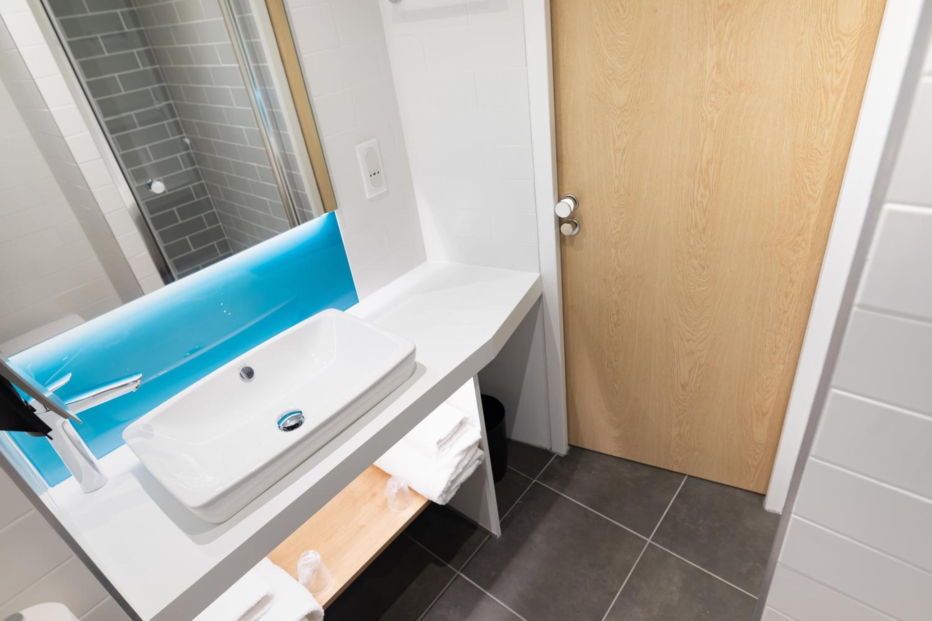 Standard Twin Room with Two Single Beds - Mid Floor - Photo 2