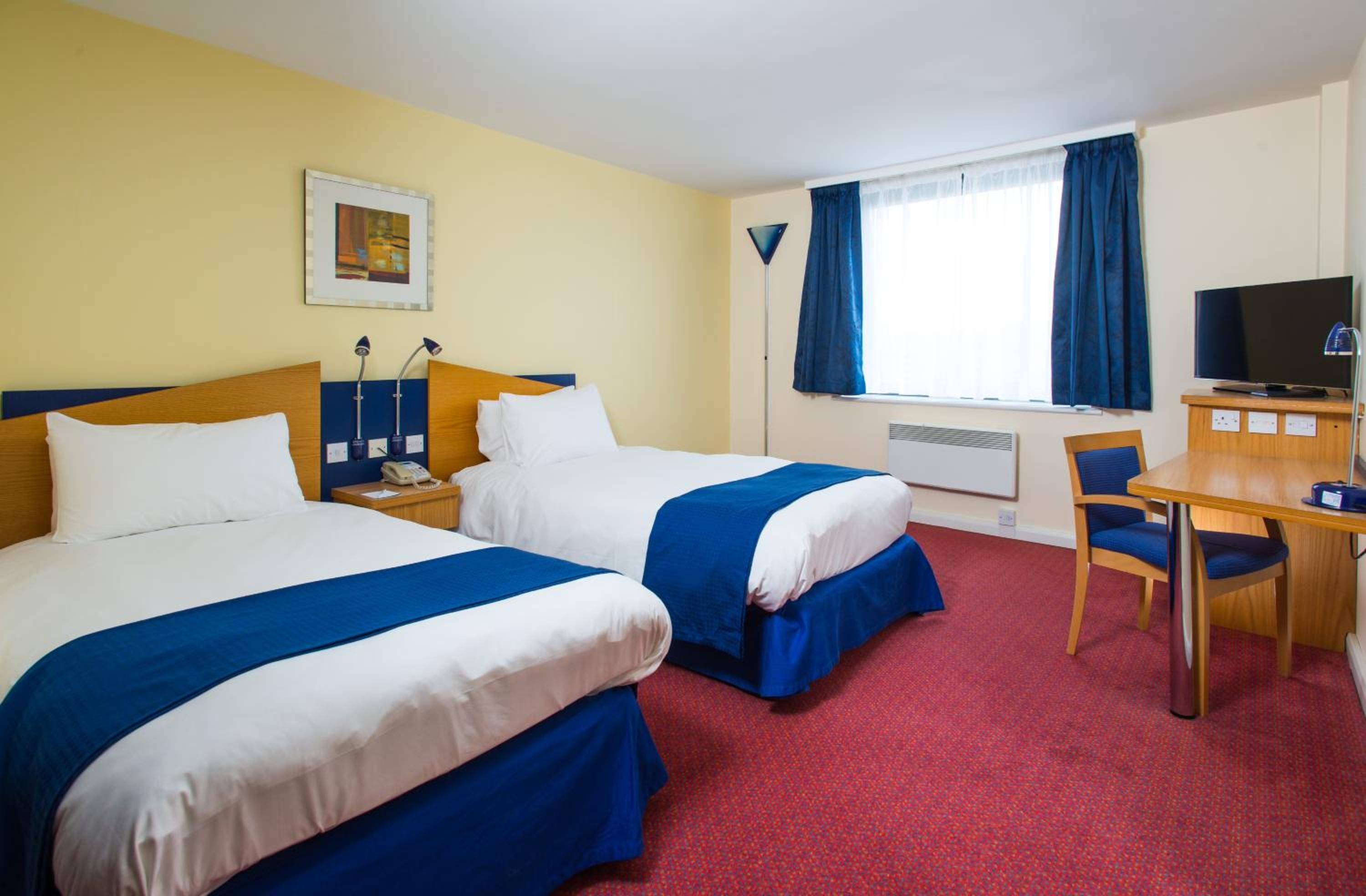 Standard Twin Room with Free Hot Breakfast - Photo 1