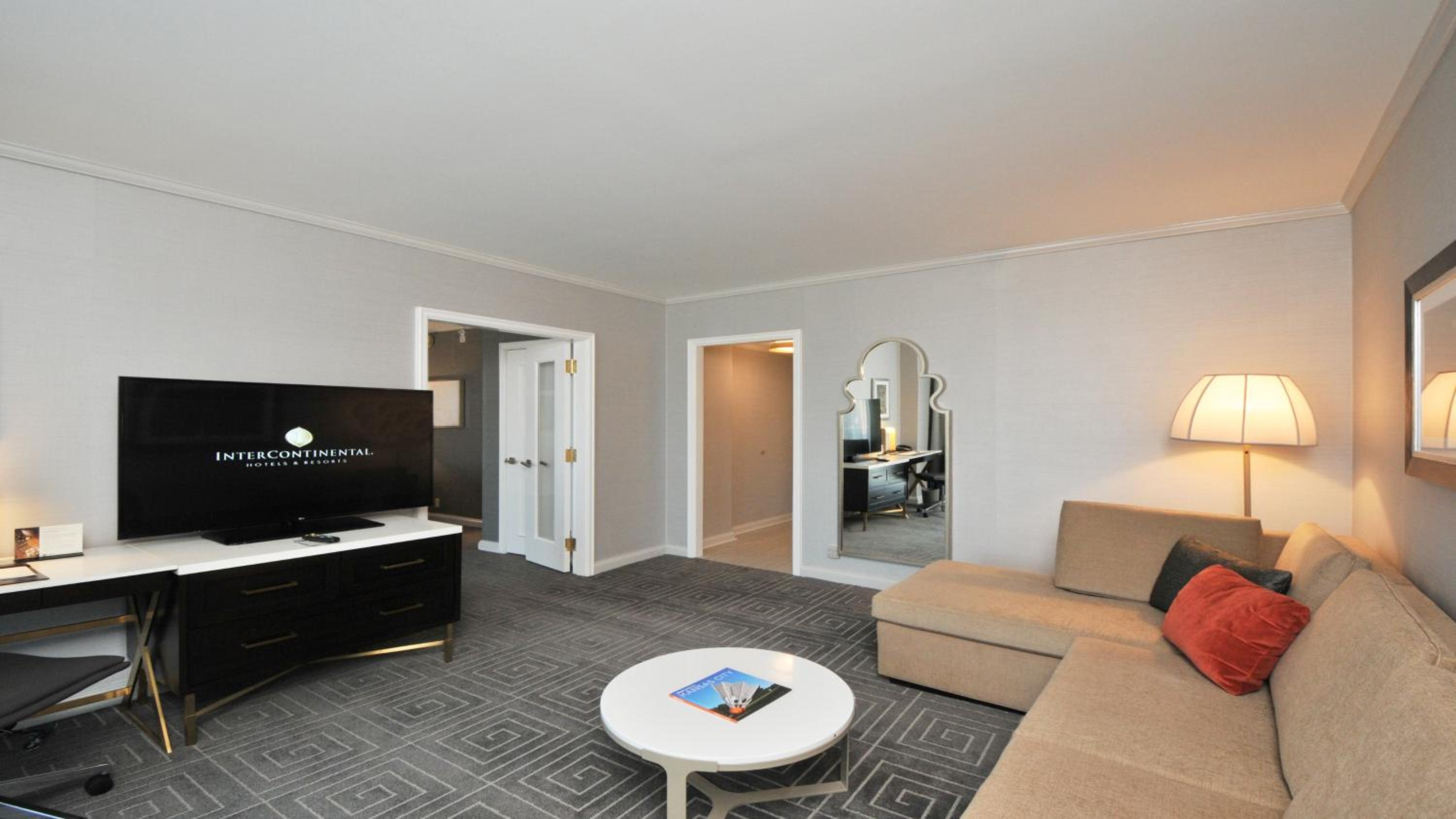 Junior King Suite with Balcony - Photo 2
