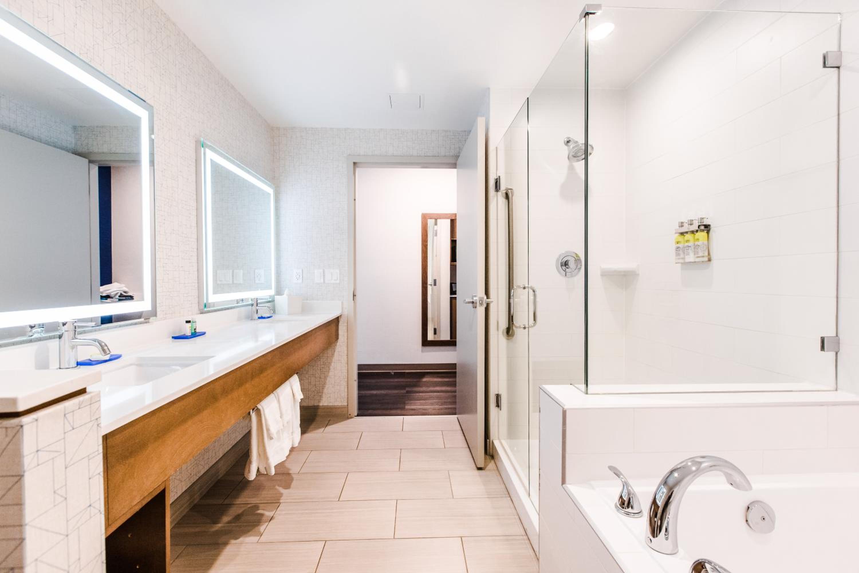 King Suite with Jetted Tub