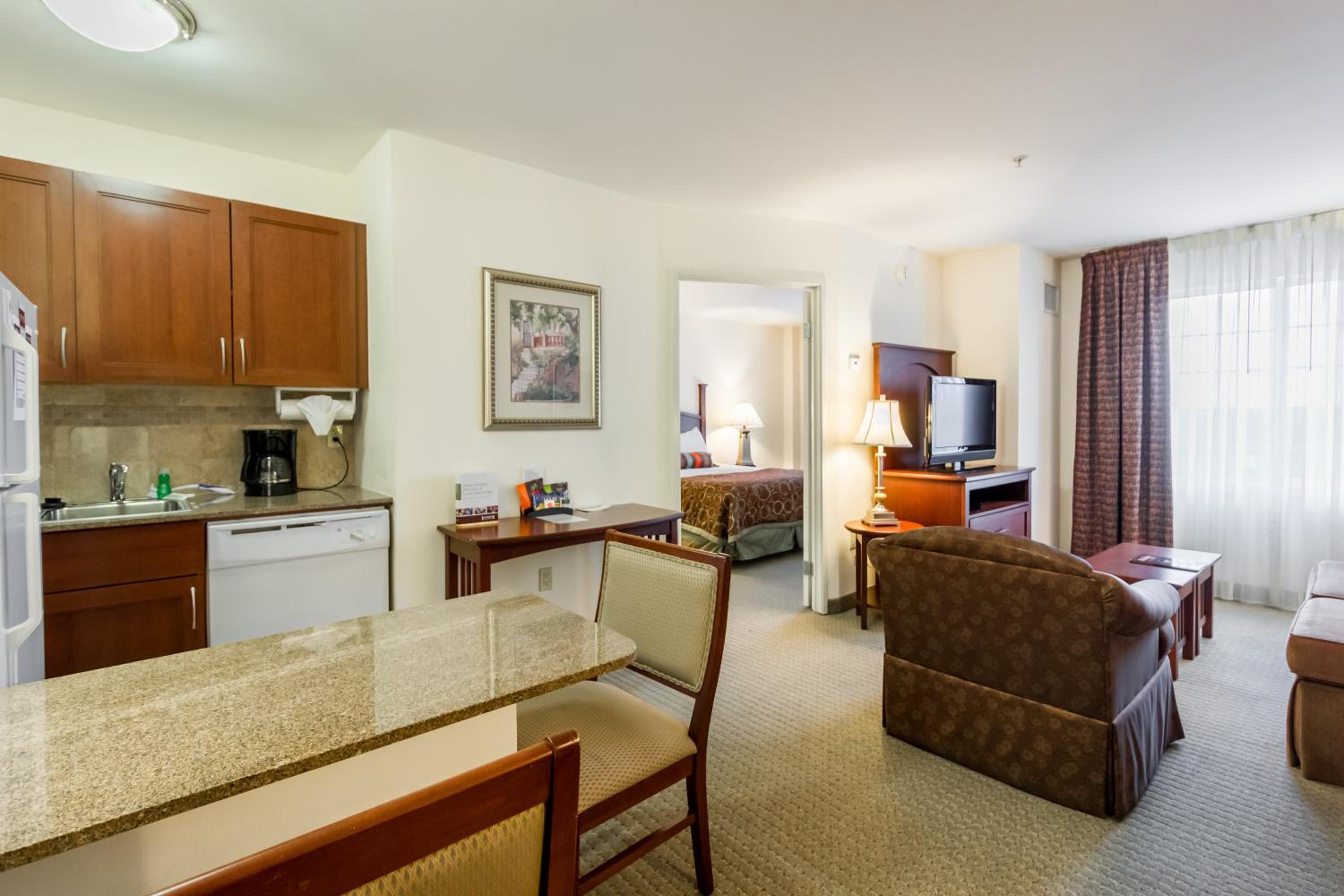 Two Bedroom Suite with One Queen Bed and Two Double Beds - Non-Smoking - Photo 4
