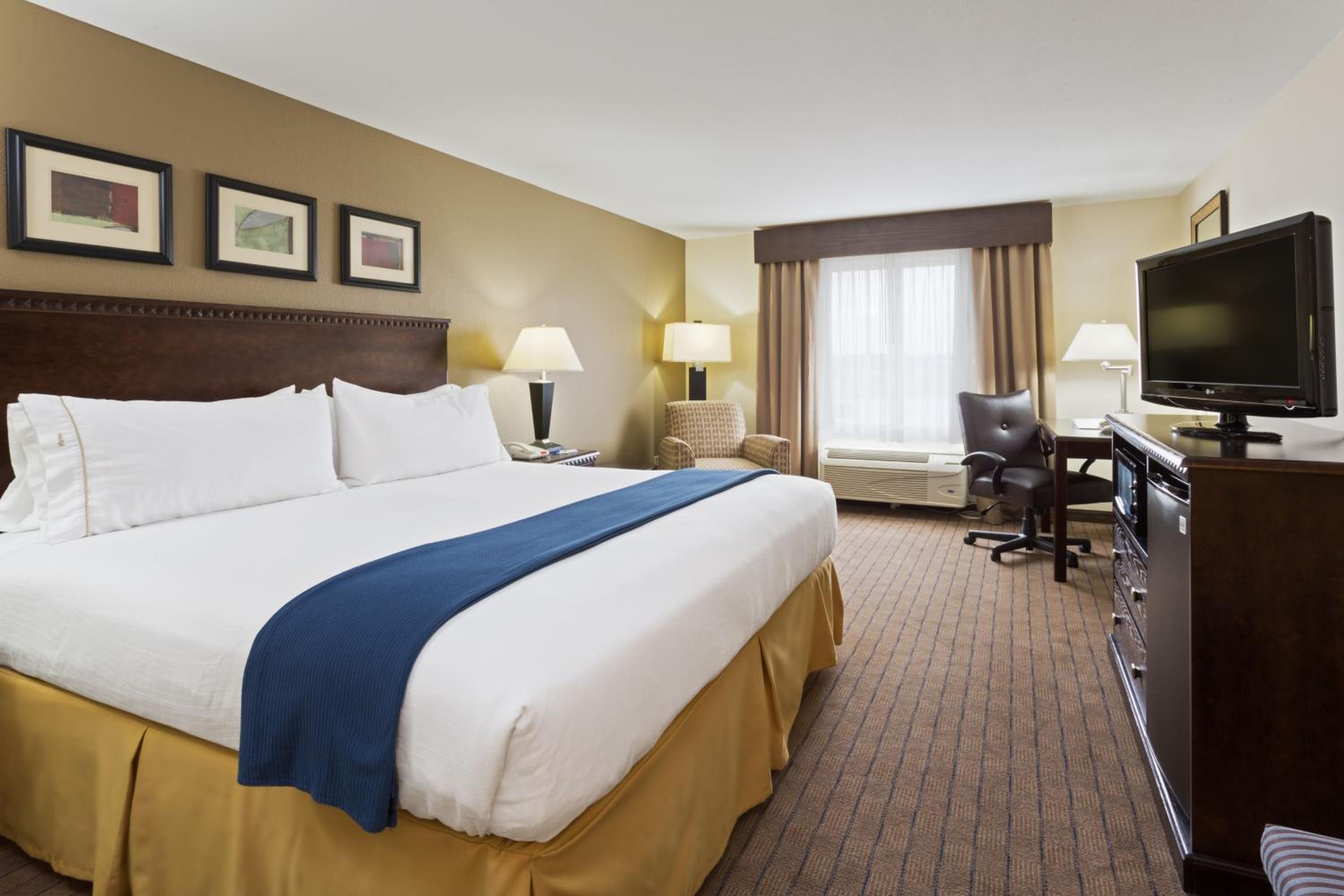Standard King Room with Roll-in Shower - Mobility Accessible photo 1