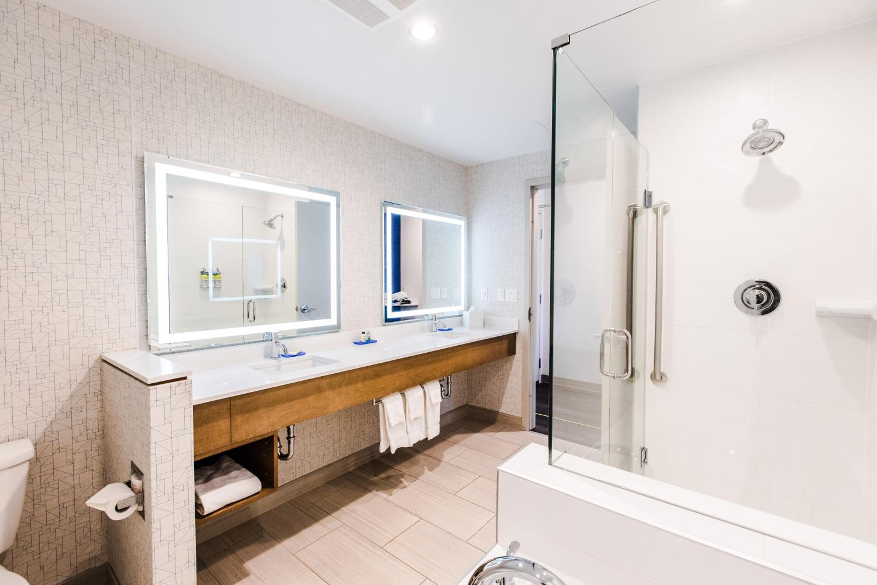 King Suite with Jetted Tub thumbnail 6