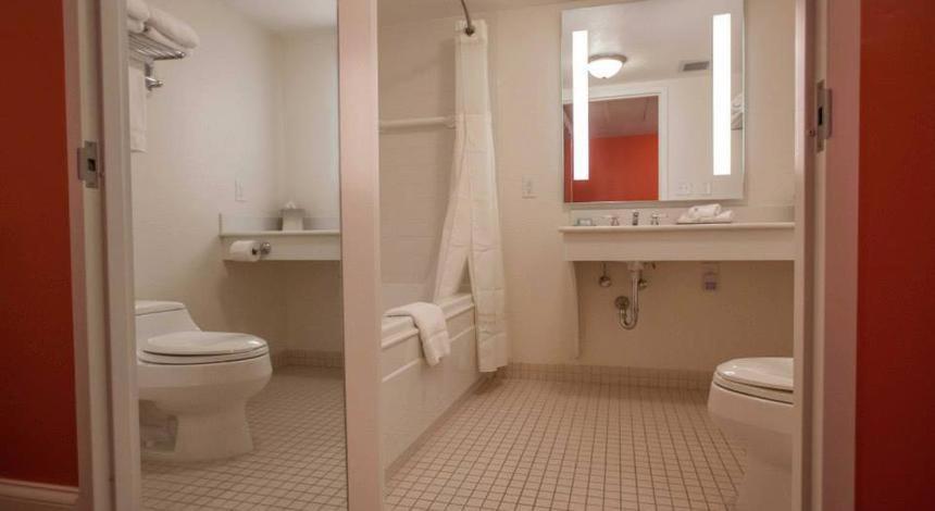 Queen Room with Two Queen Beds photo 2