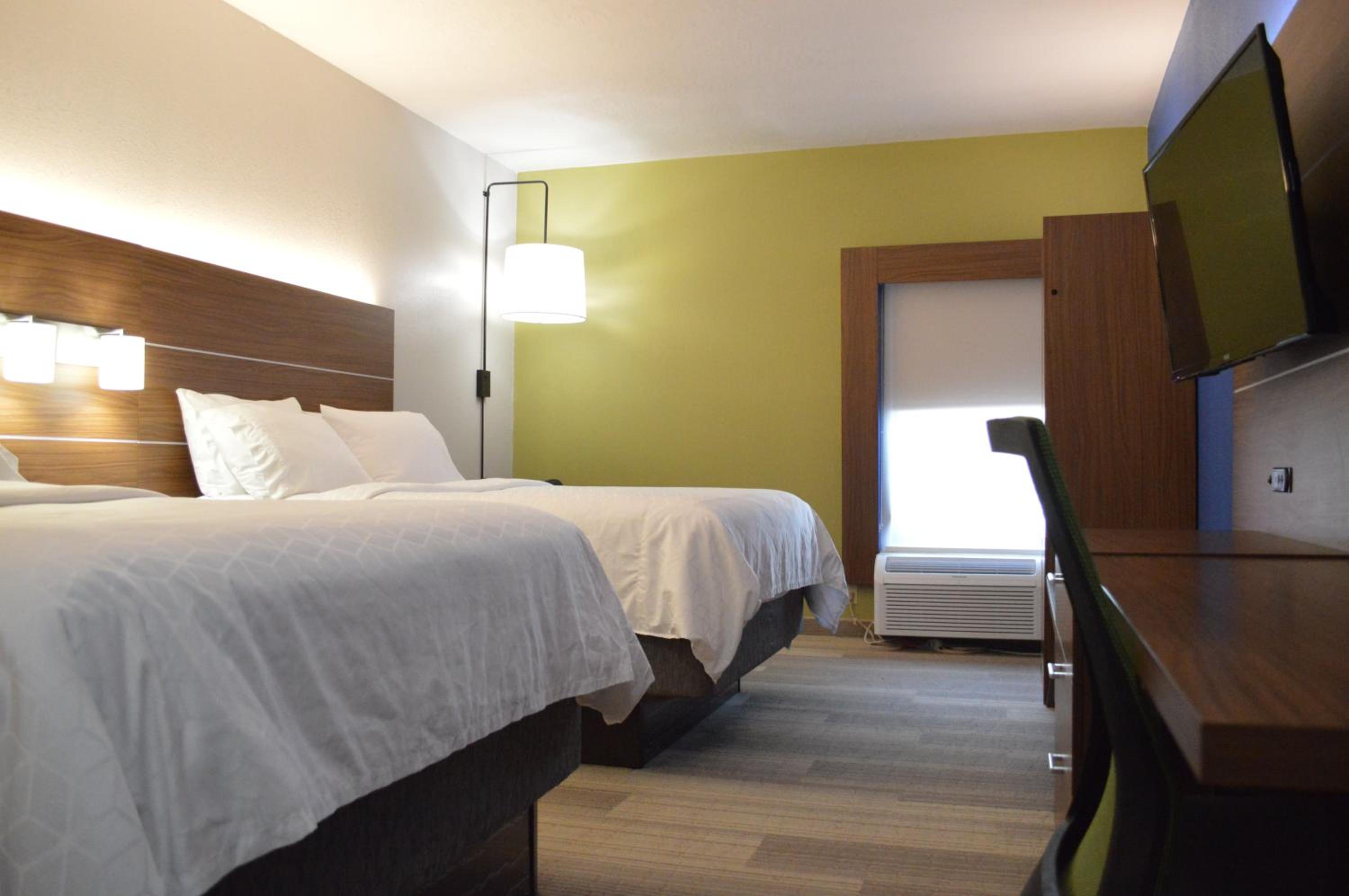 Standard Room with Two Queen Beds - Photo 2