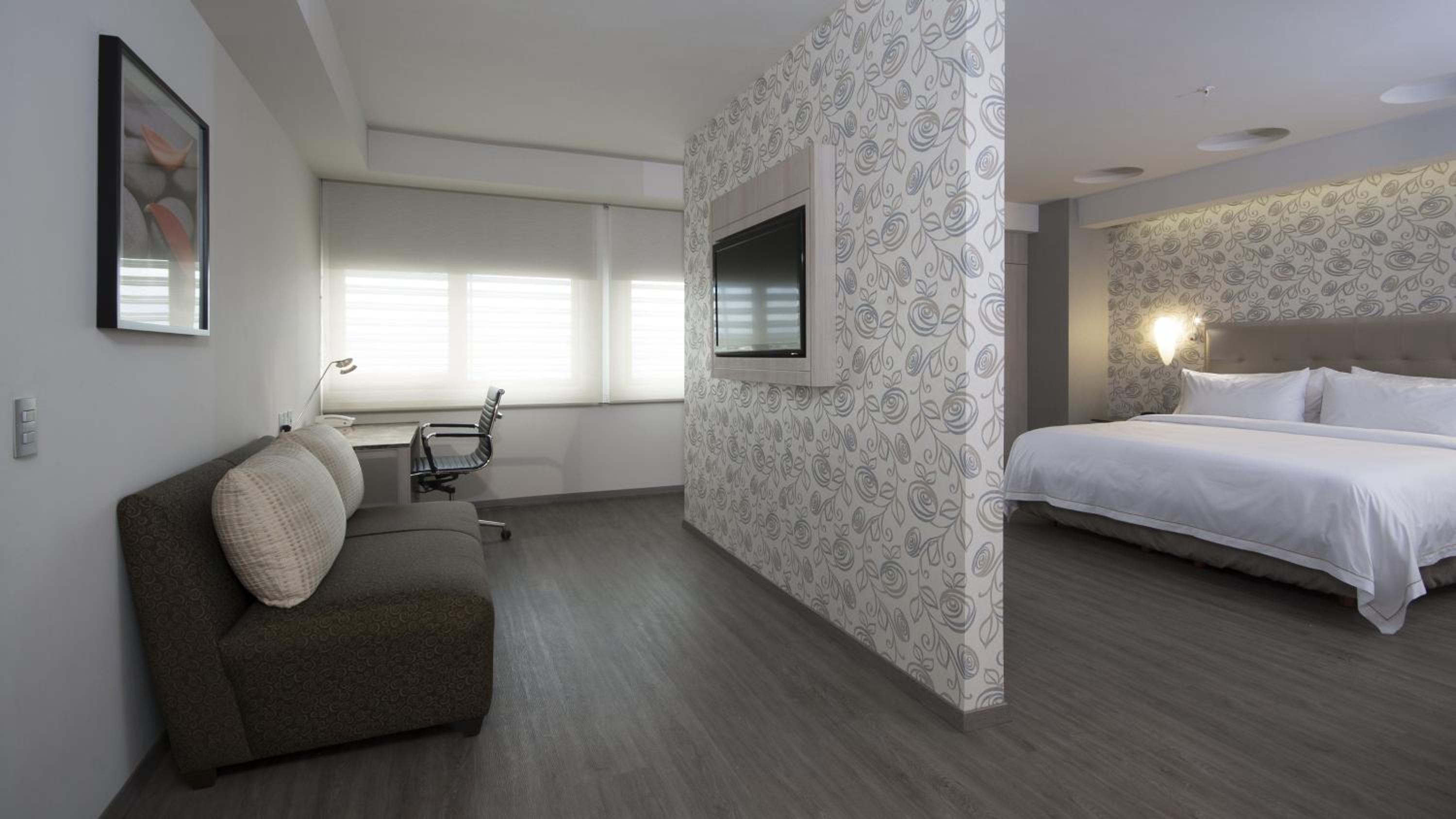 Standard King Room - Accessible thumbnail 5