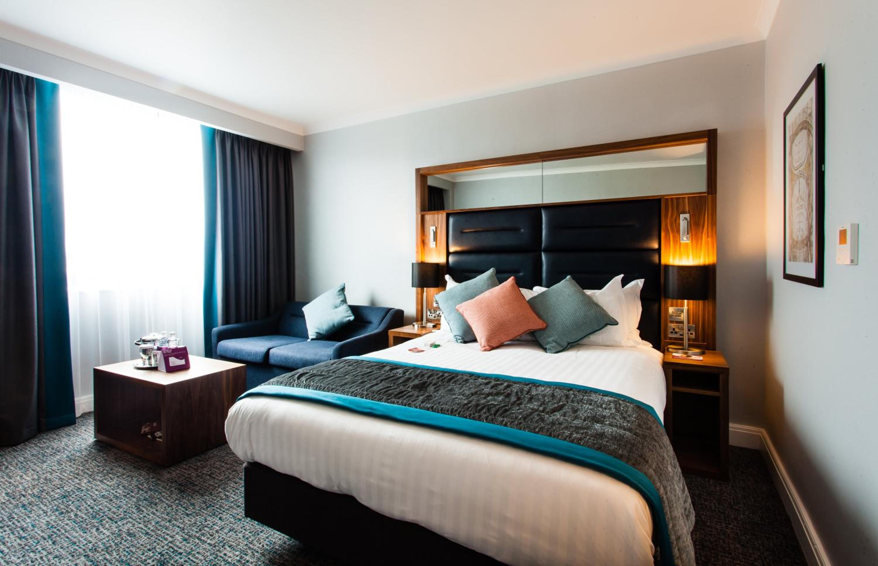 Standard Queen Room with Sofa Bed - Photo 5