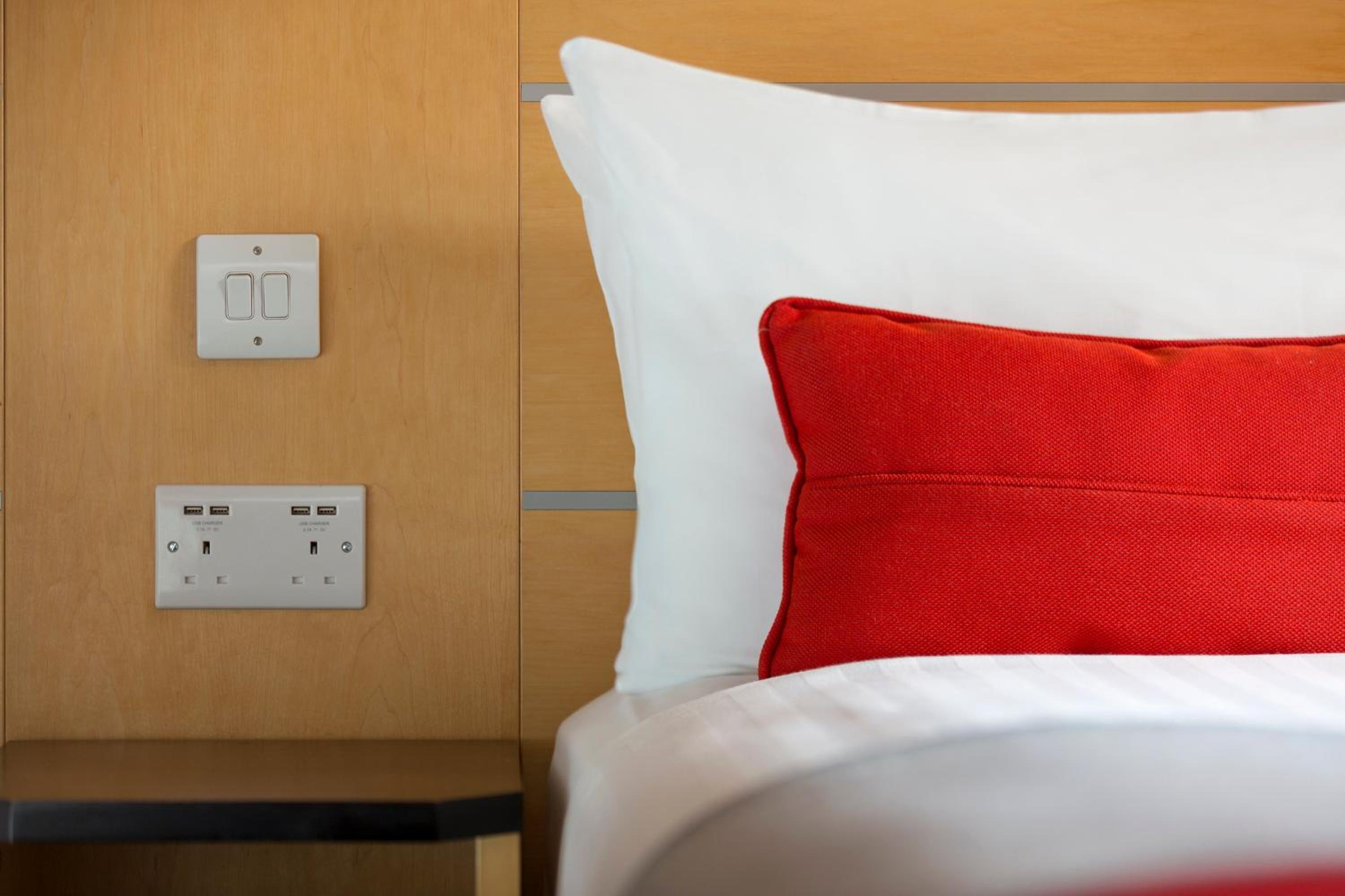 Standard Double Room with Single Sofa Bed and Free Hot Breakfast photo 3
