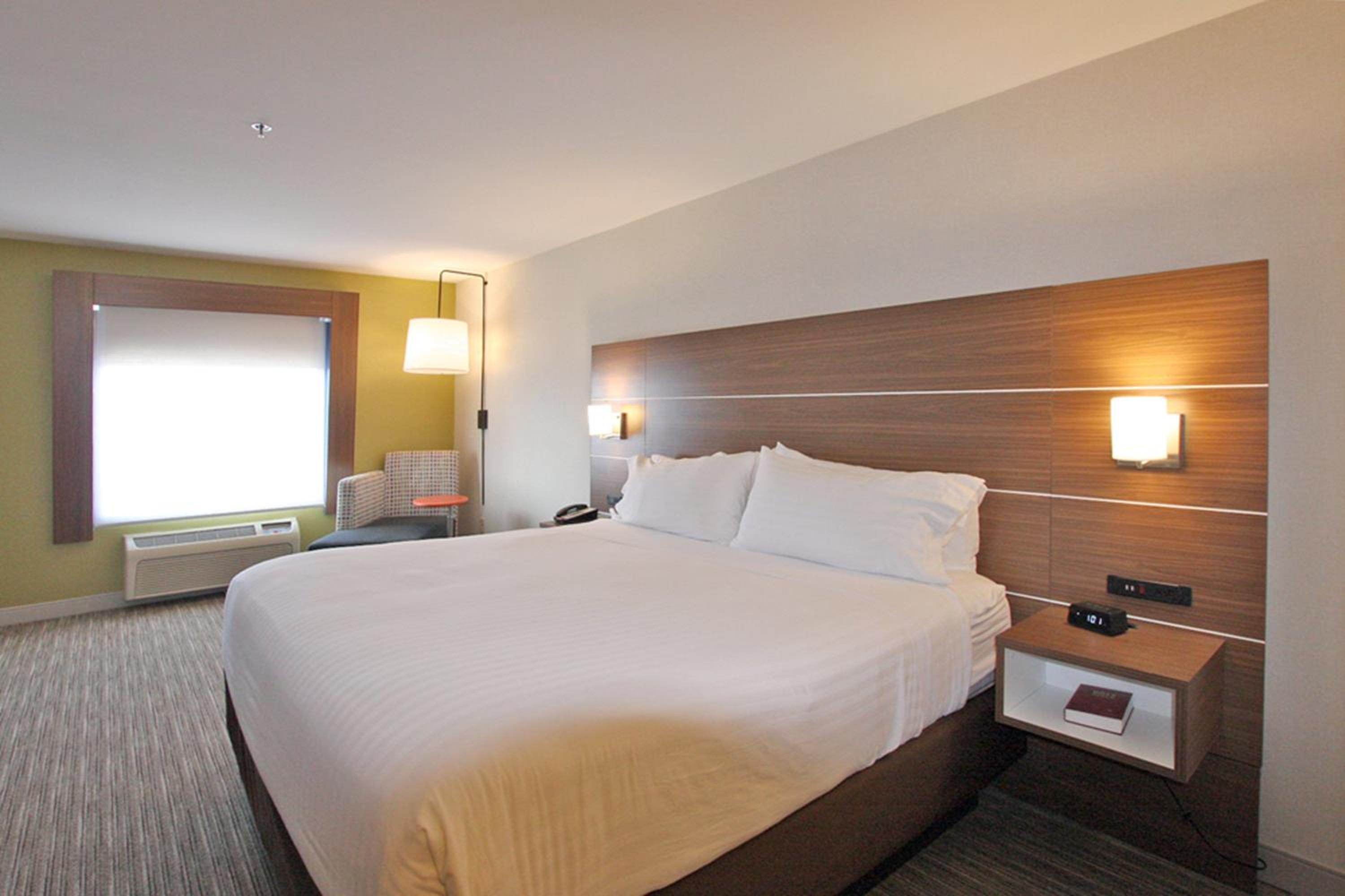Standard King Room - Photo 7