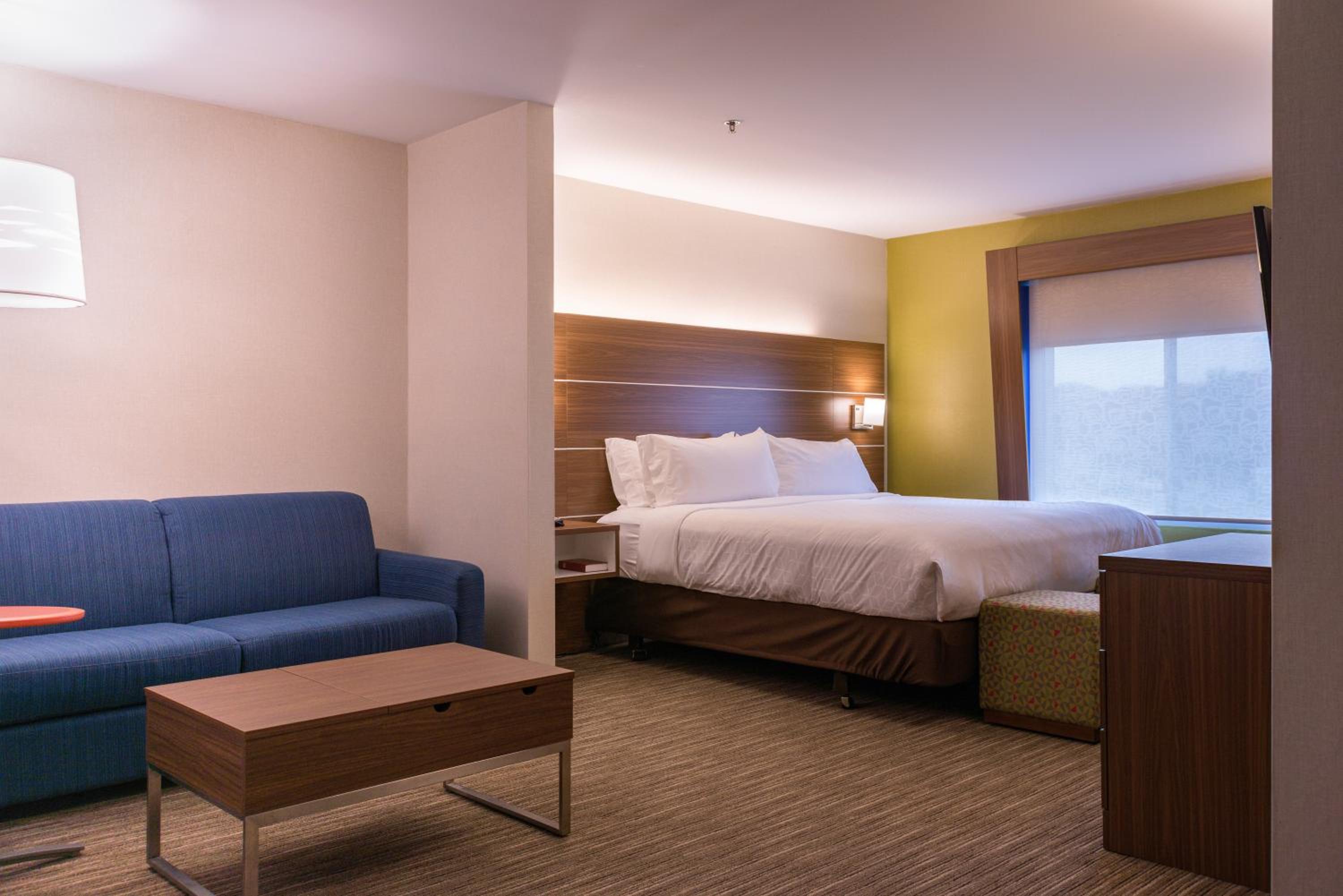 Standard King Room with Sofa Bed - Photo 2