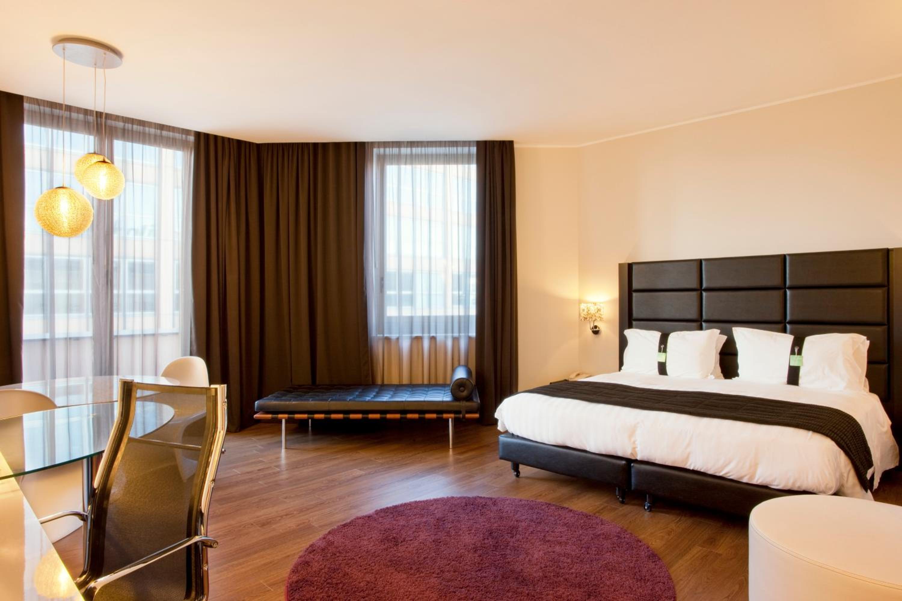 Premium King Room - Photo 3