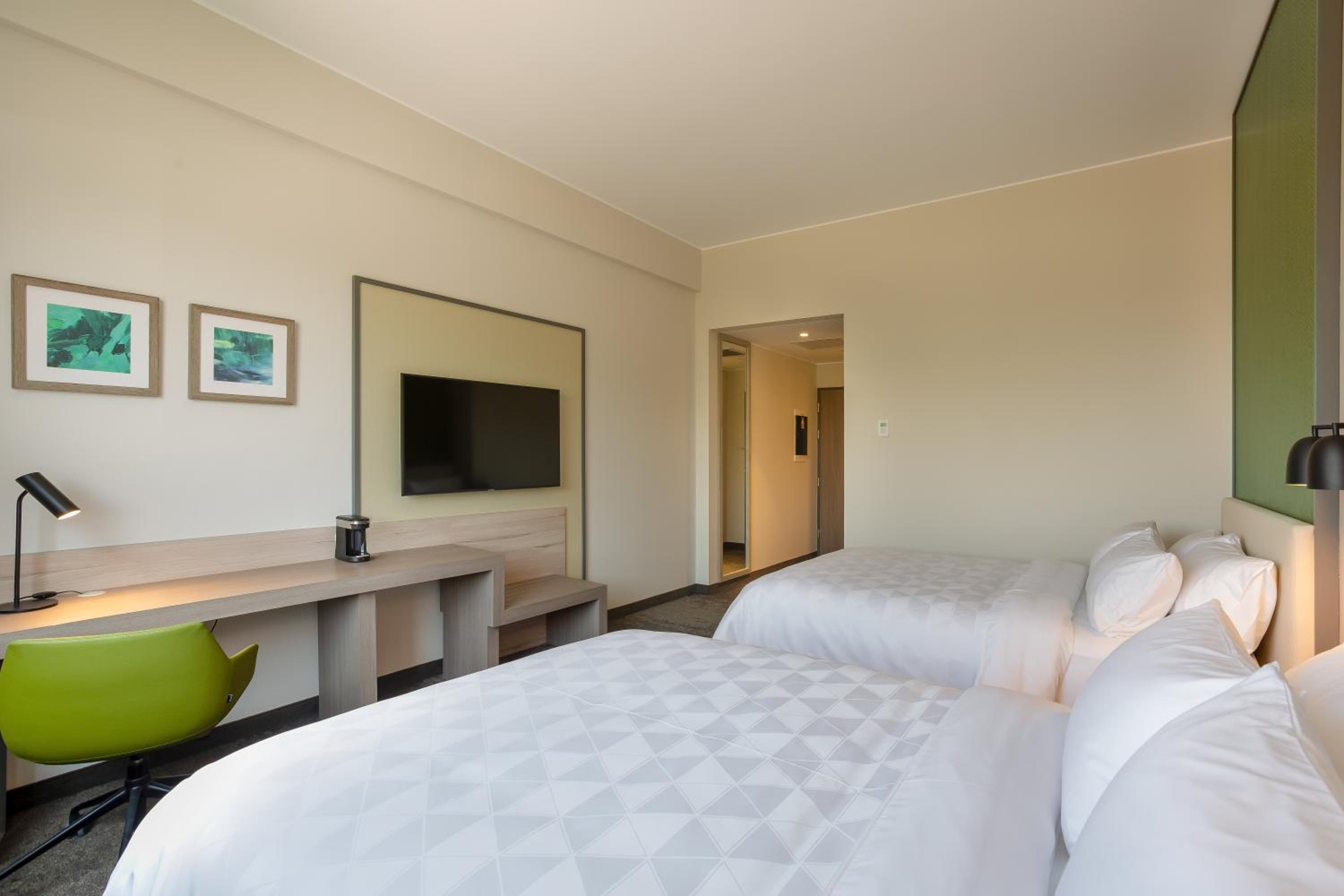 Standard Queen Room with Two Queen Beds - Photo 6