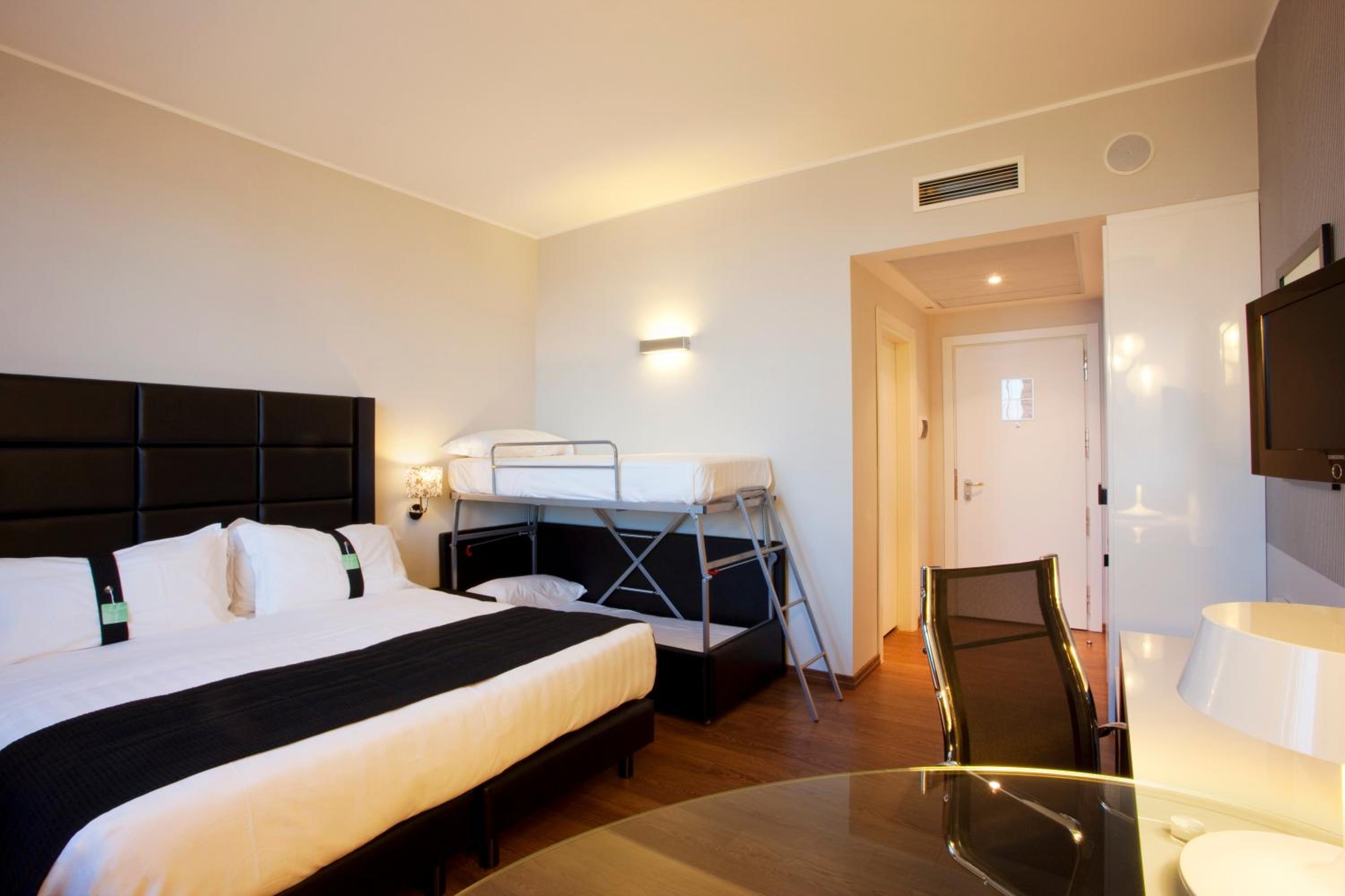 One-Bed Room - Non-Smoking photo 3