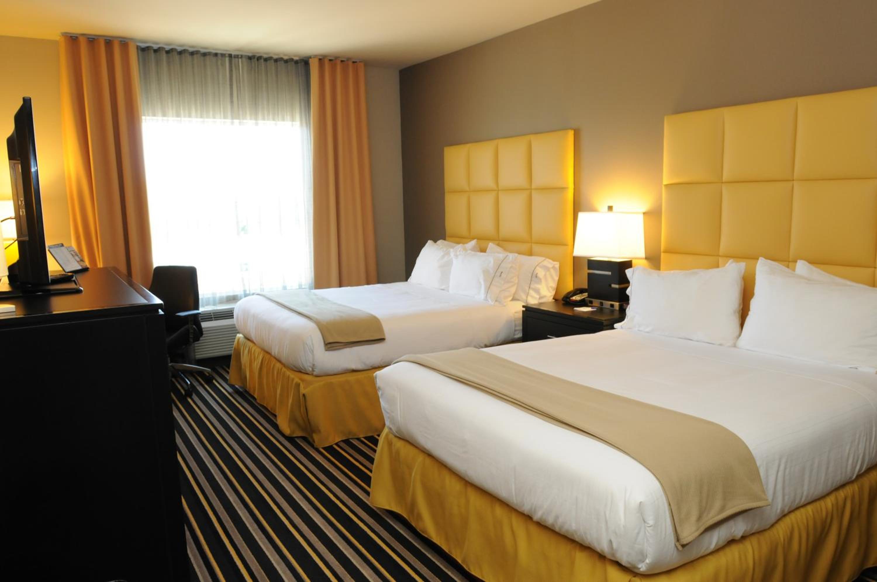 Standard Queen Room with Two Queen Beds - Communications Accessible photo 1