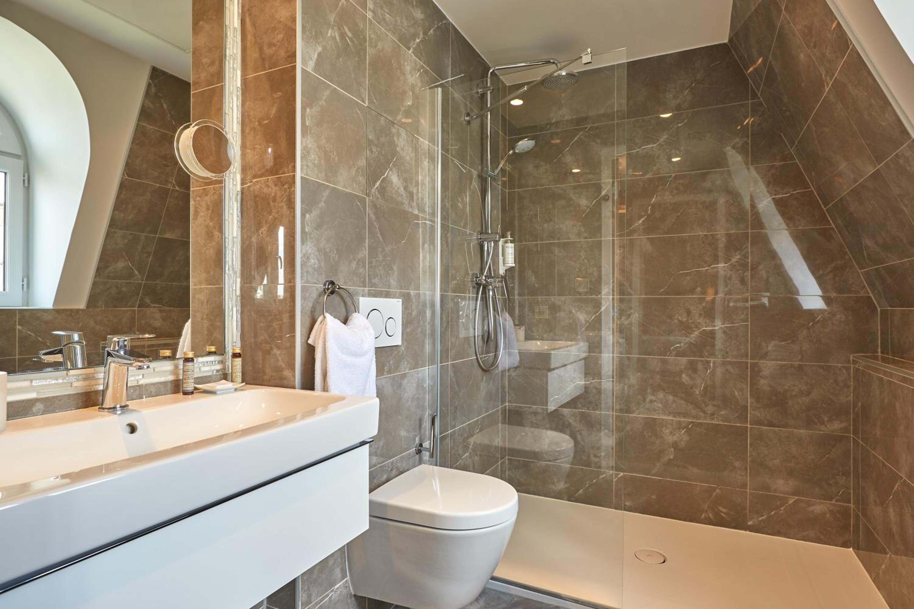 Deluxe Double Room with Terrace thumbnail 5