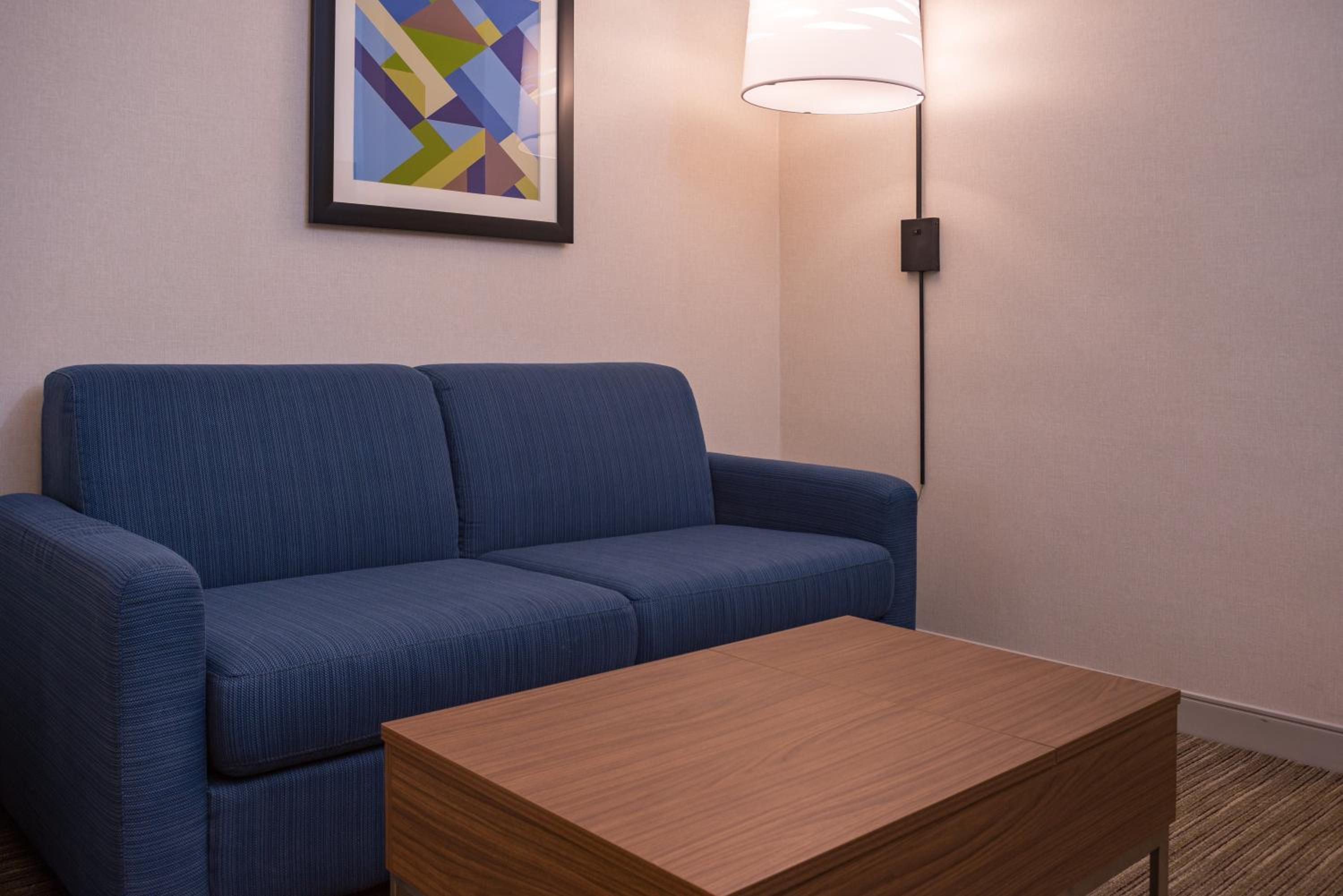 Standard King Room with Sofa Bed - Photo 3