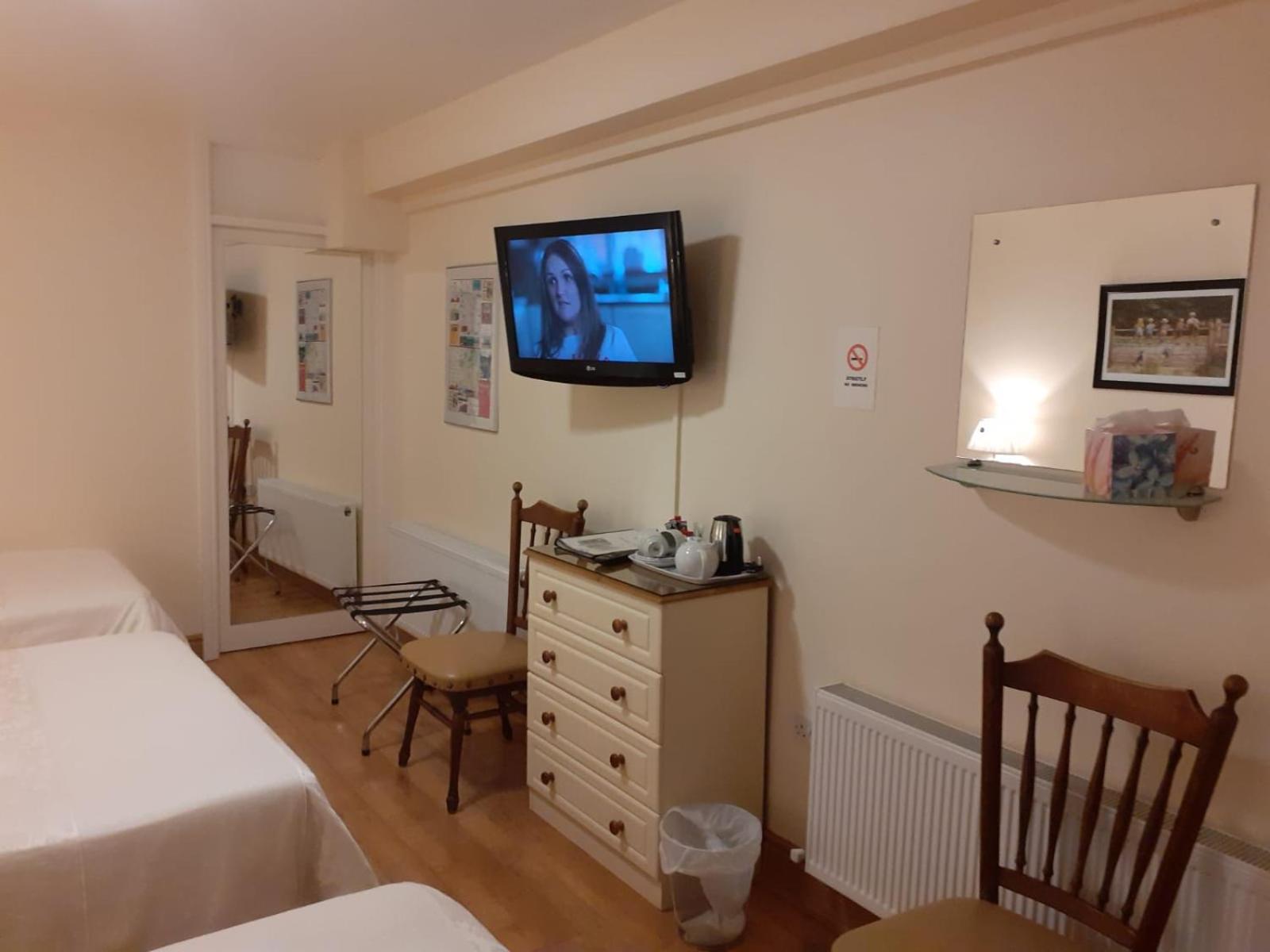Triple Room (1 Double Bed + 2 Single Beds) photo 2