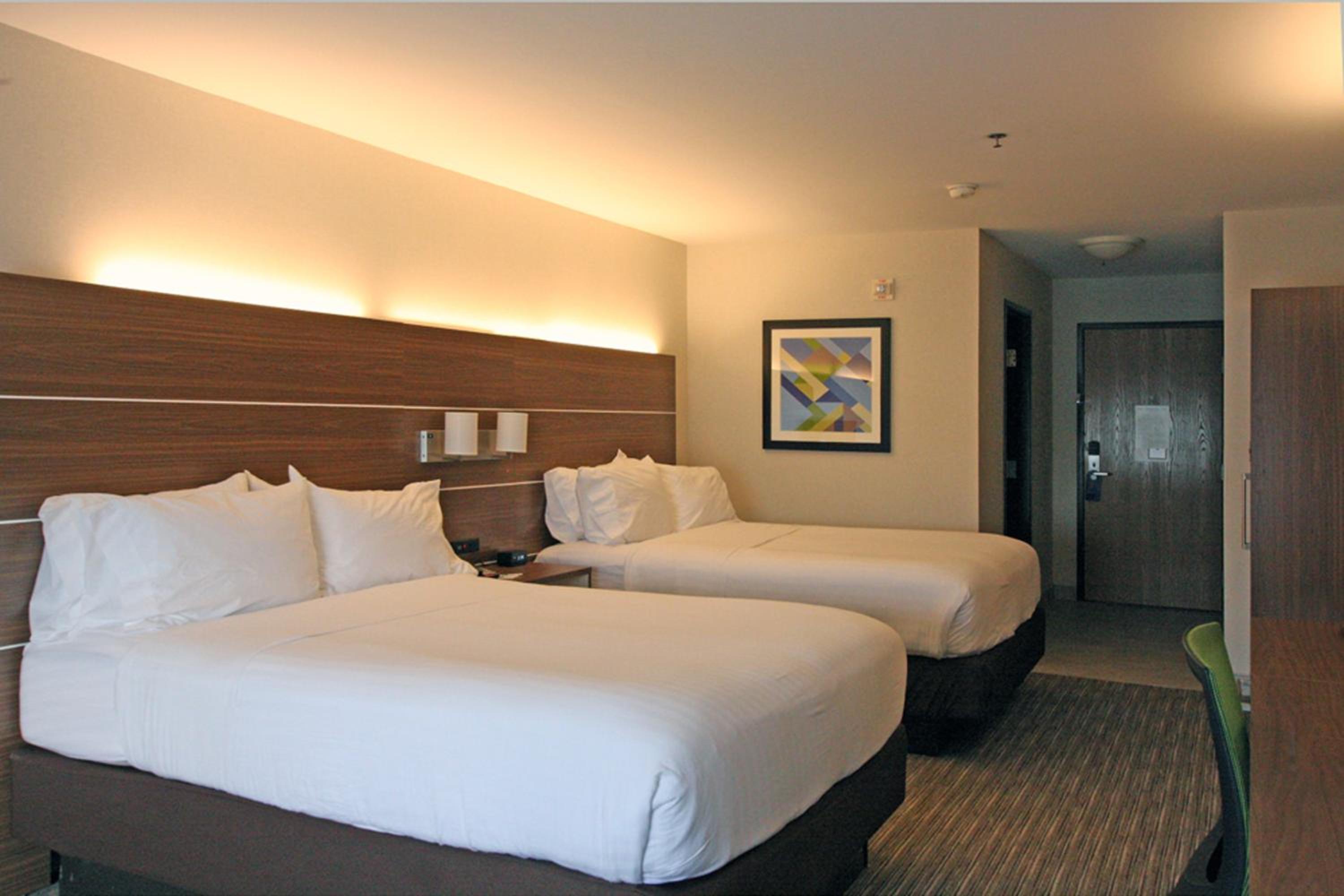 Standard Queen Room with Two Queen Beds - Photo 8