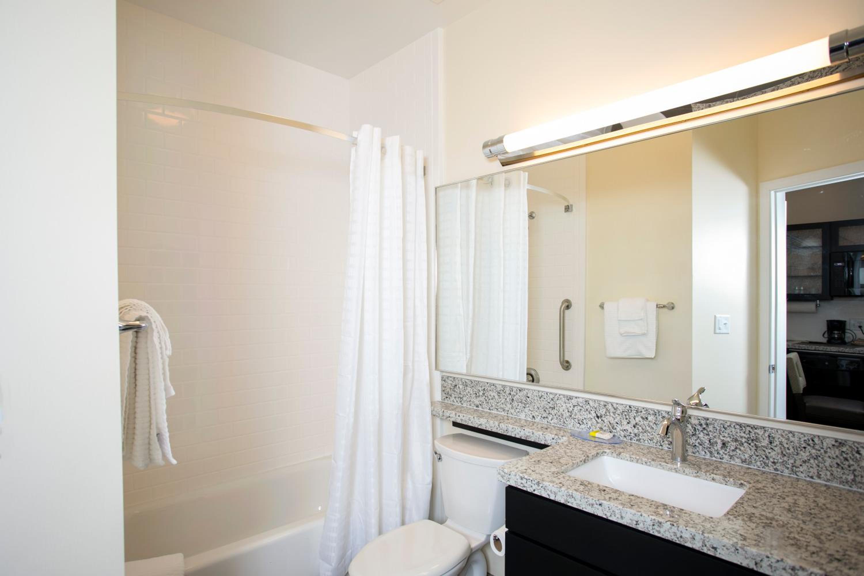 Studio Queen Suite - Photo 3