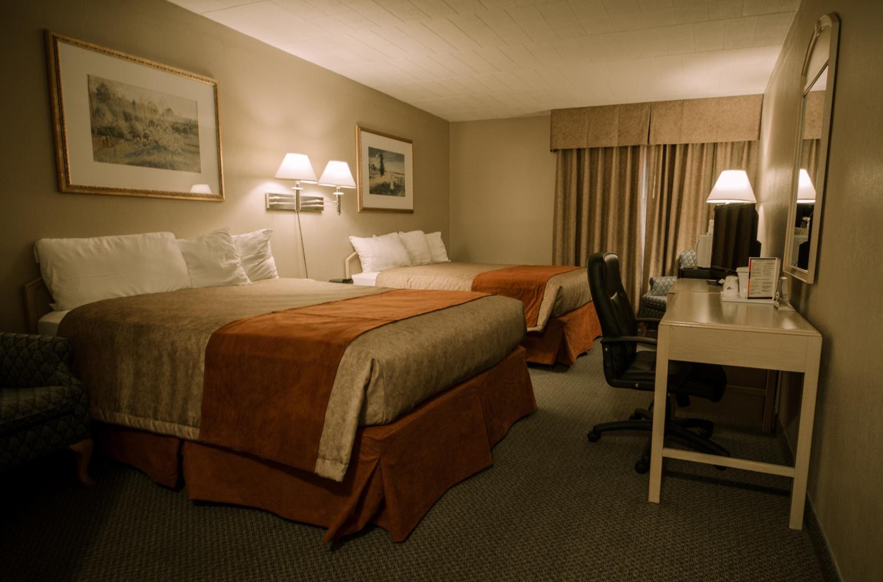 Queen Room with Two Queen Beds - Non-Smoking - Photo 1