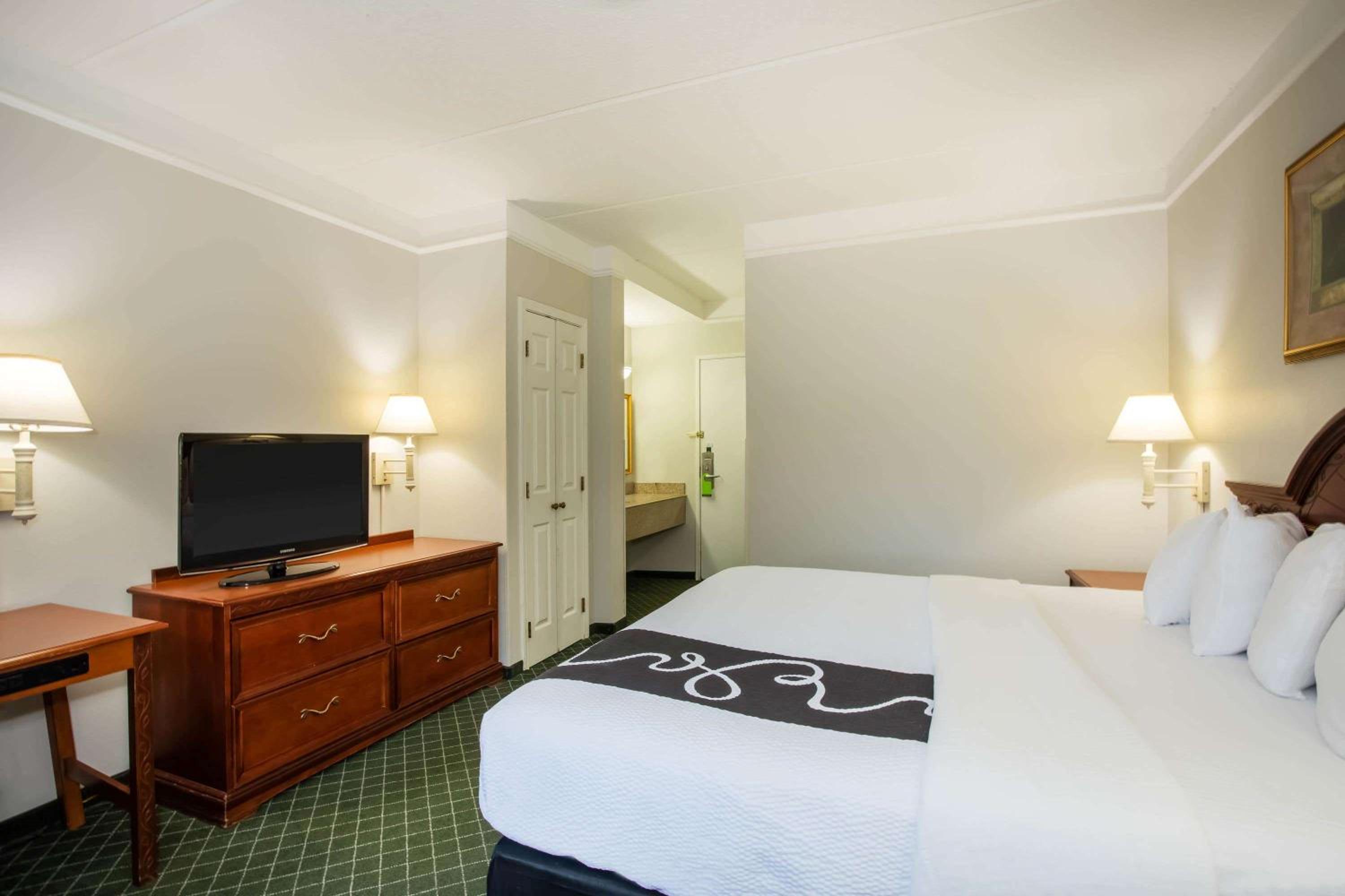 Deluxe King Room - Photo 7