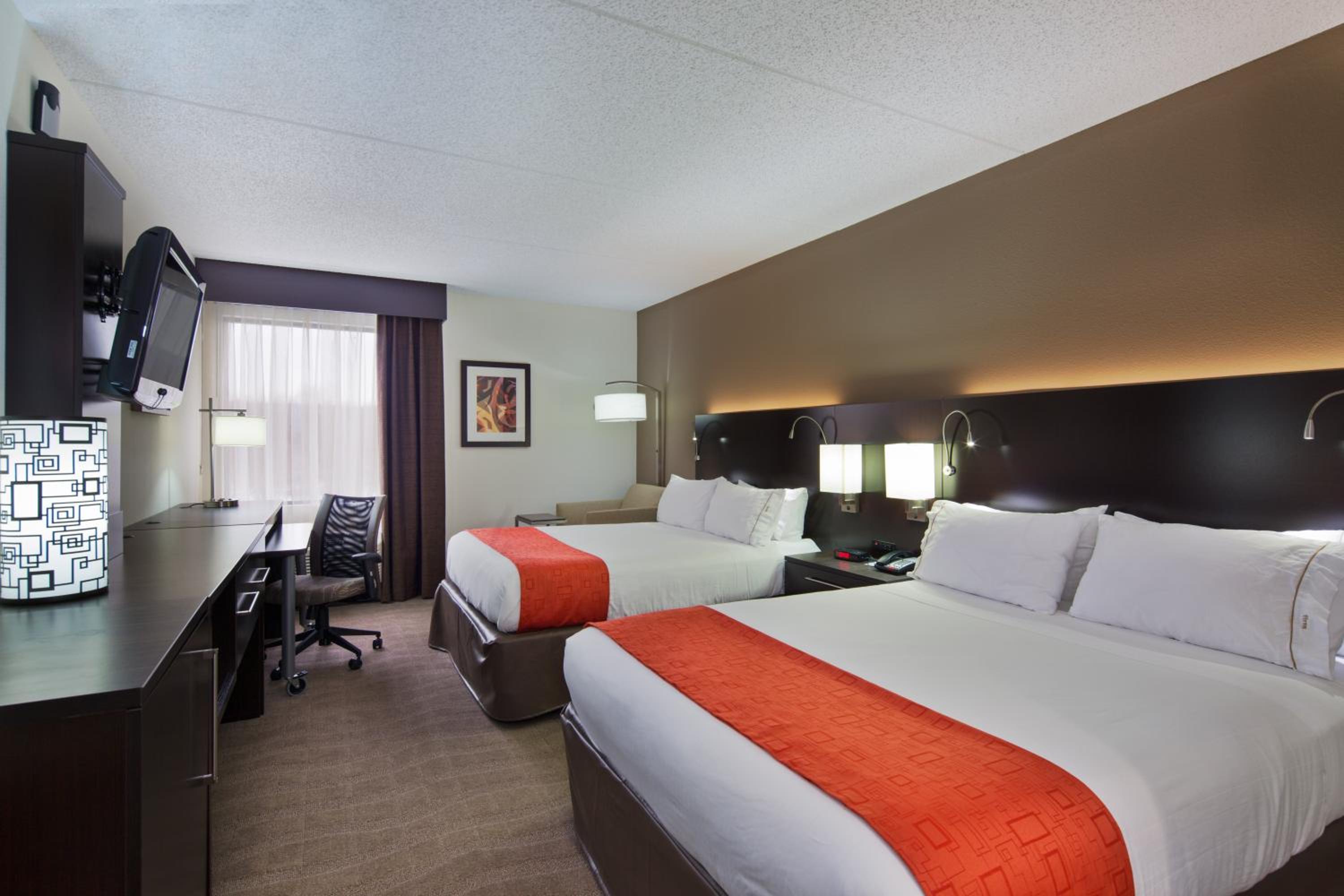 Standard Room with Two Queen Beds - Photo 3