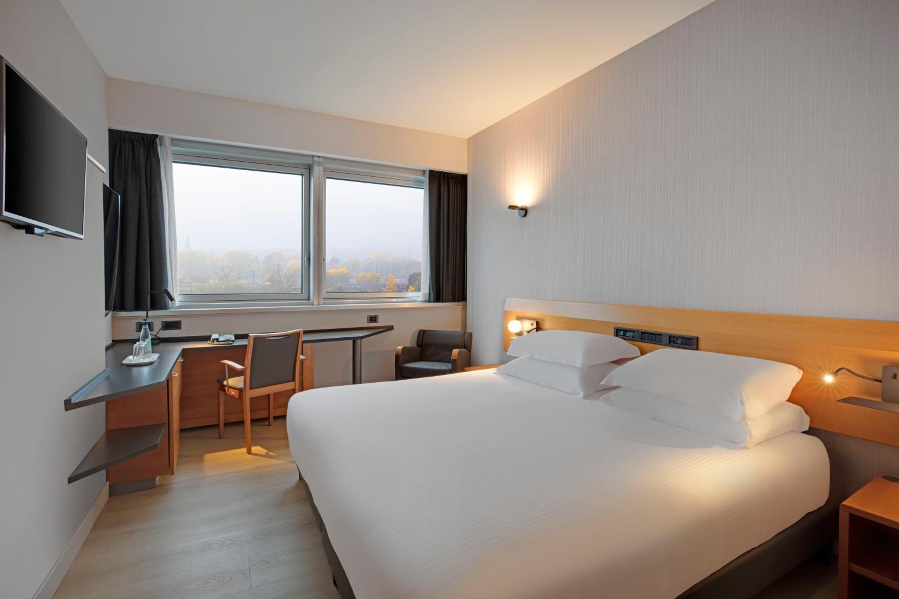 Premium King Room - Photo 2