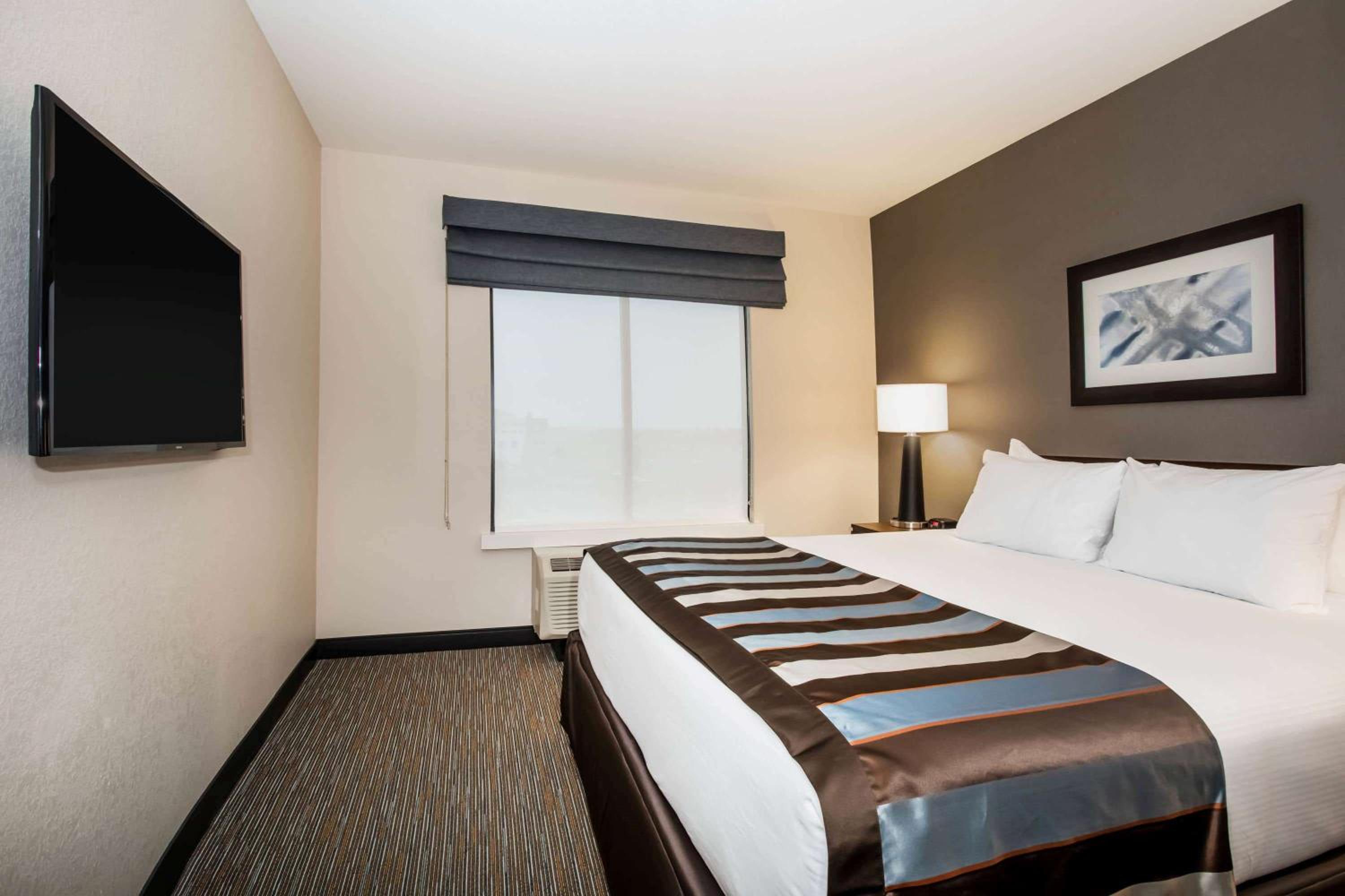 King Suite - Mobility Access/Non-Smoking - Photo 3