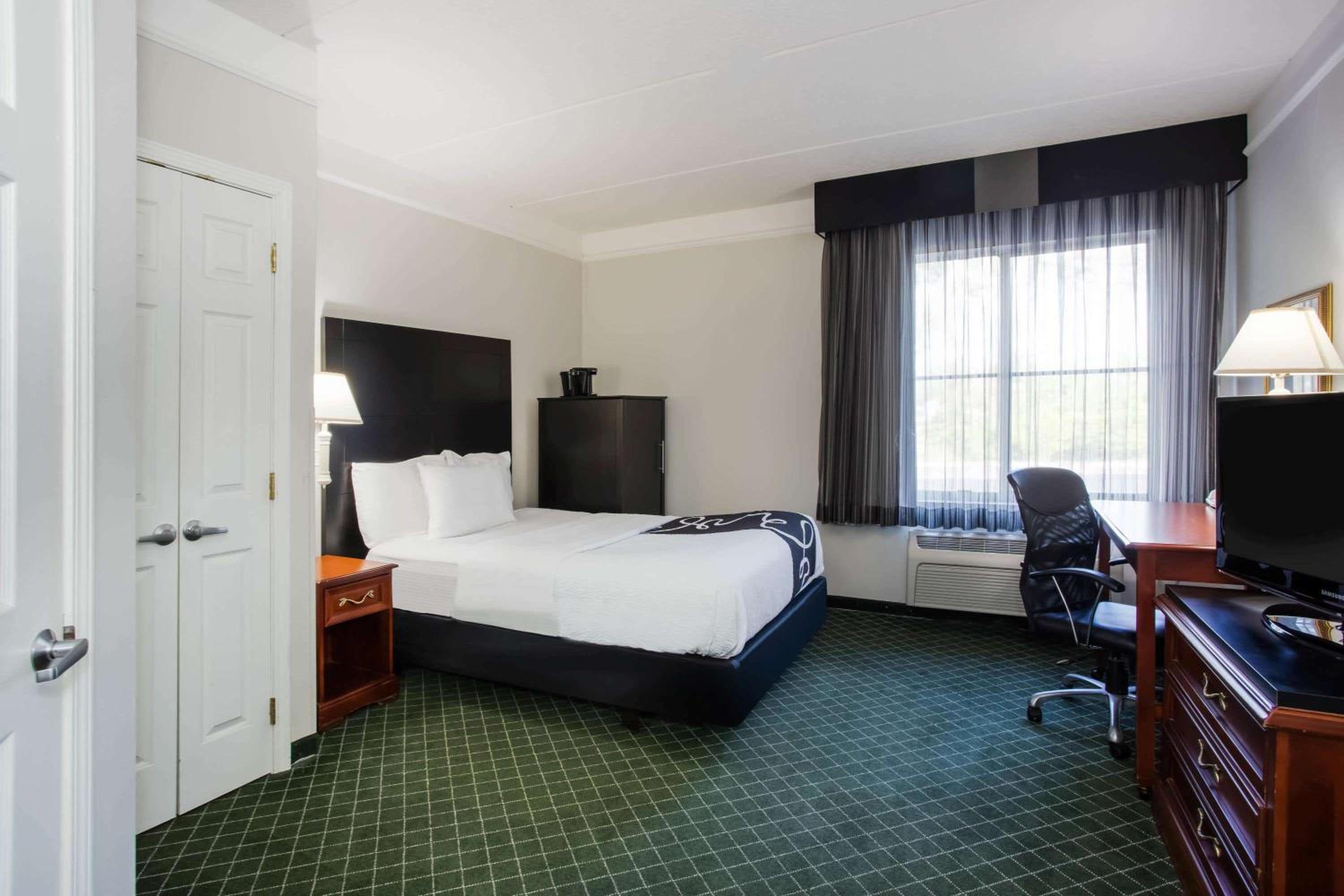 Full Size Bed - Disability Access - Photo 7