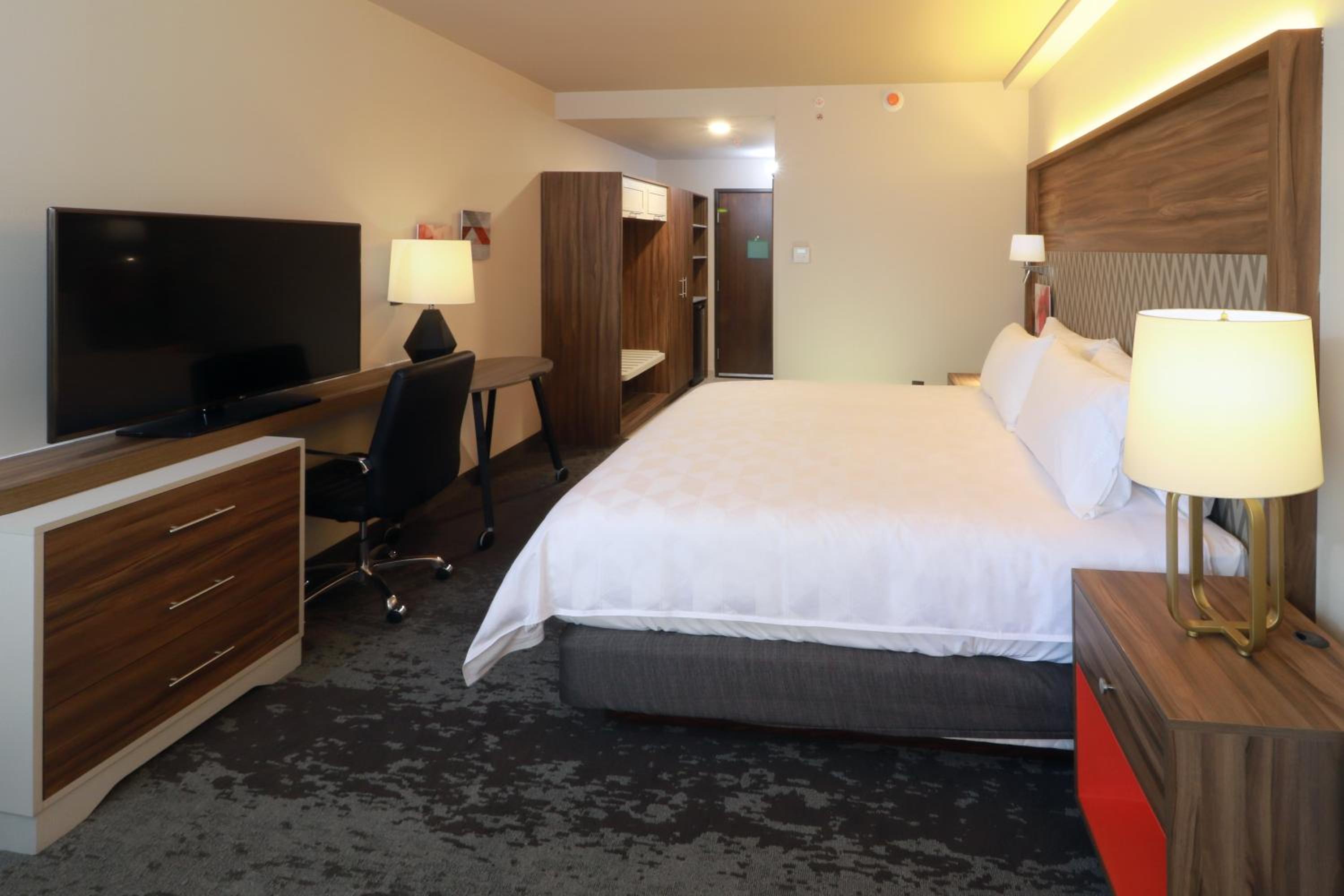 Standard King Room - Photo 7