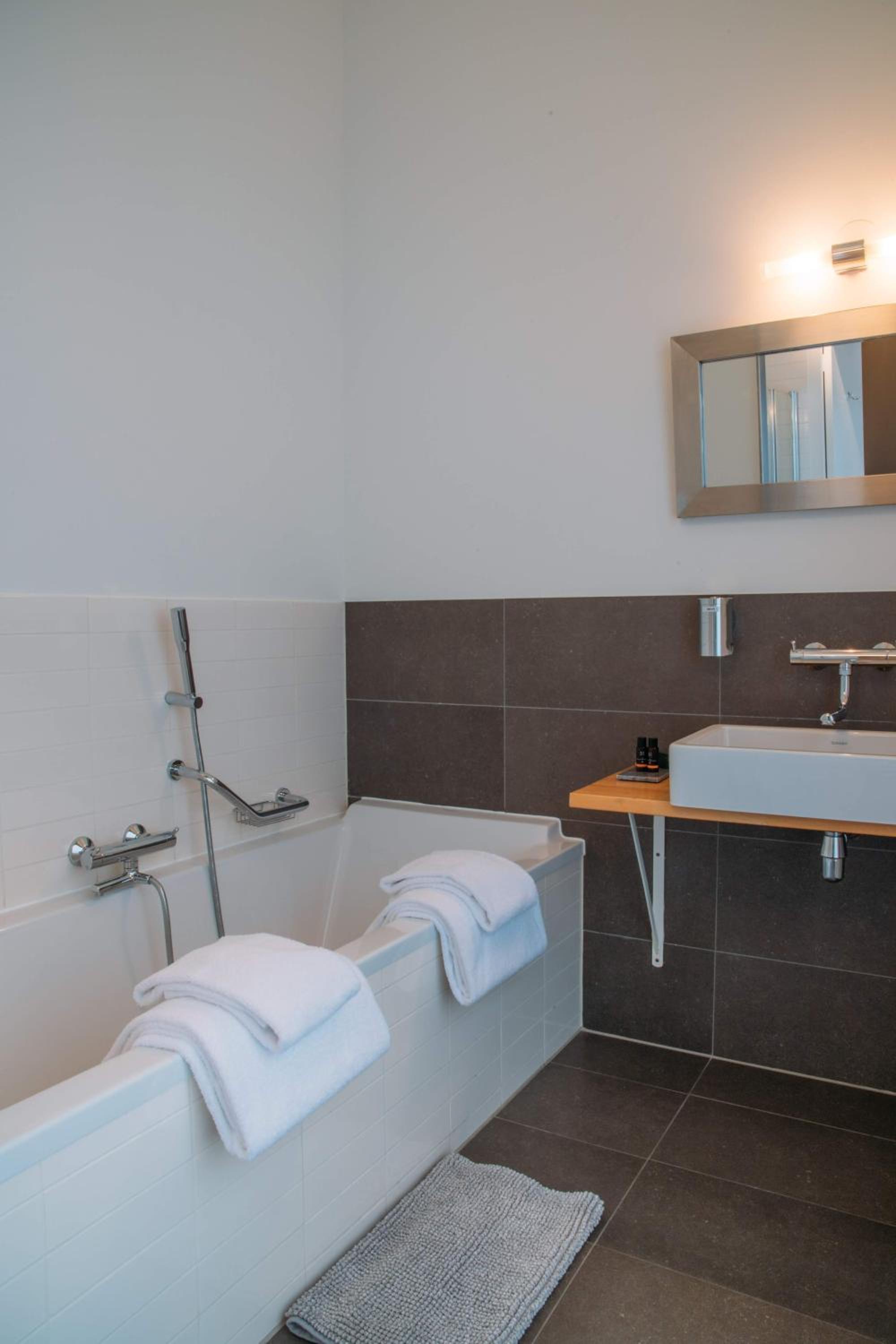 Deluxe Room - Photo 5