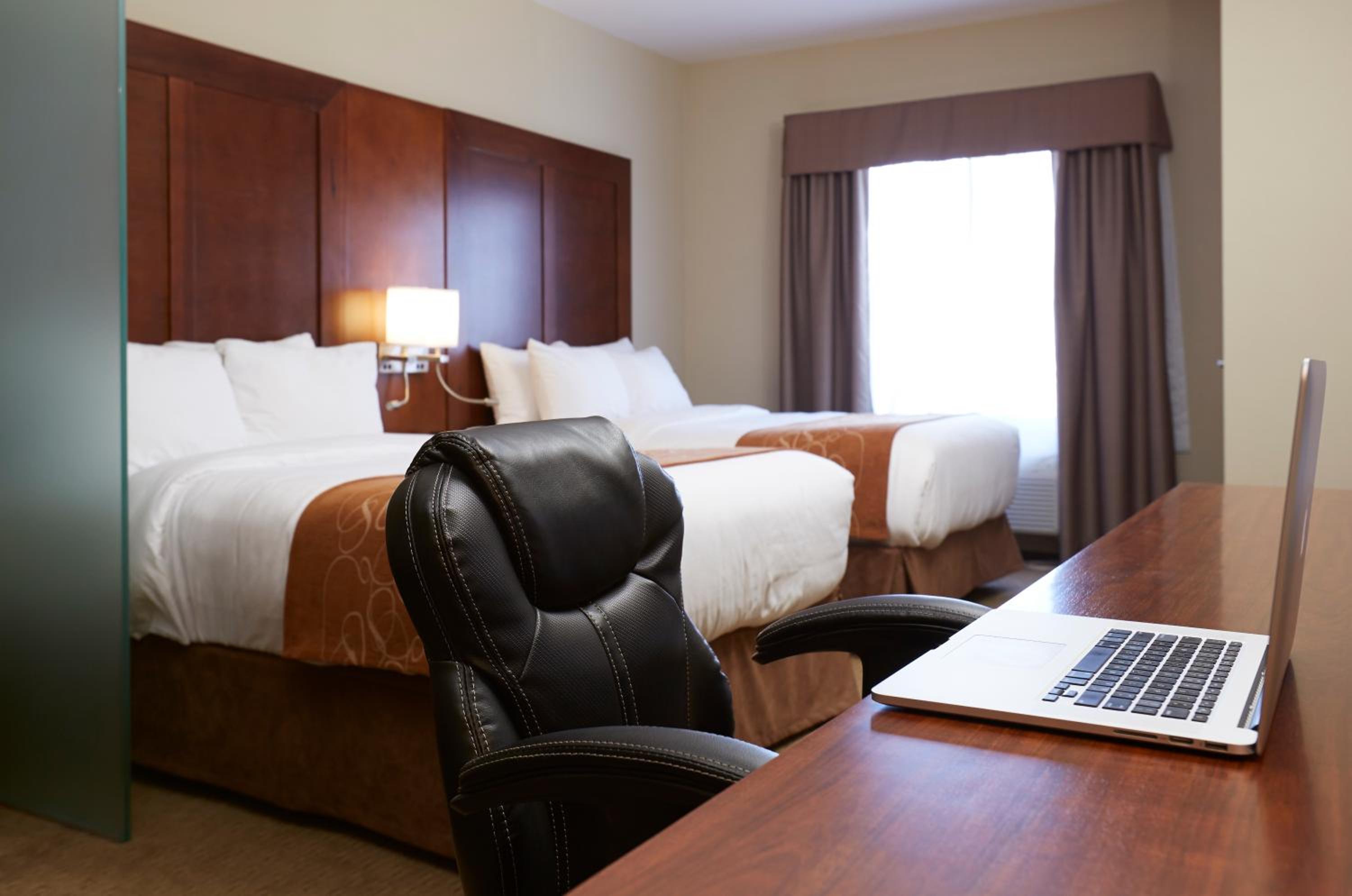 Queen Suite with Two Queen Beds - Non-Smoking photo 2