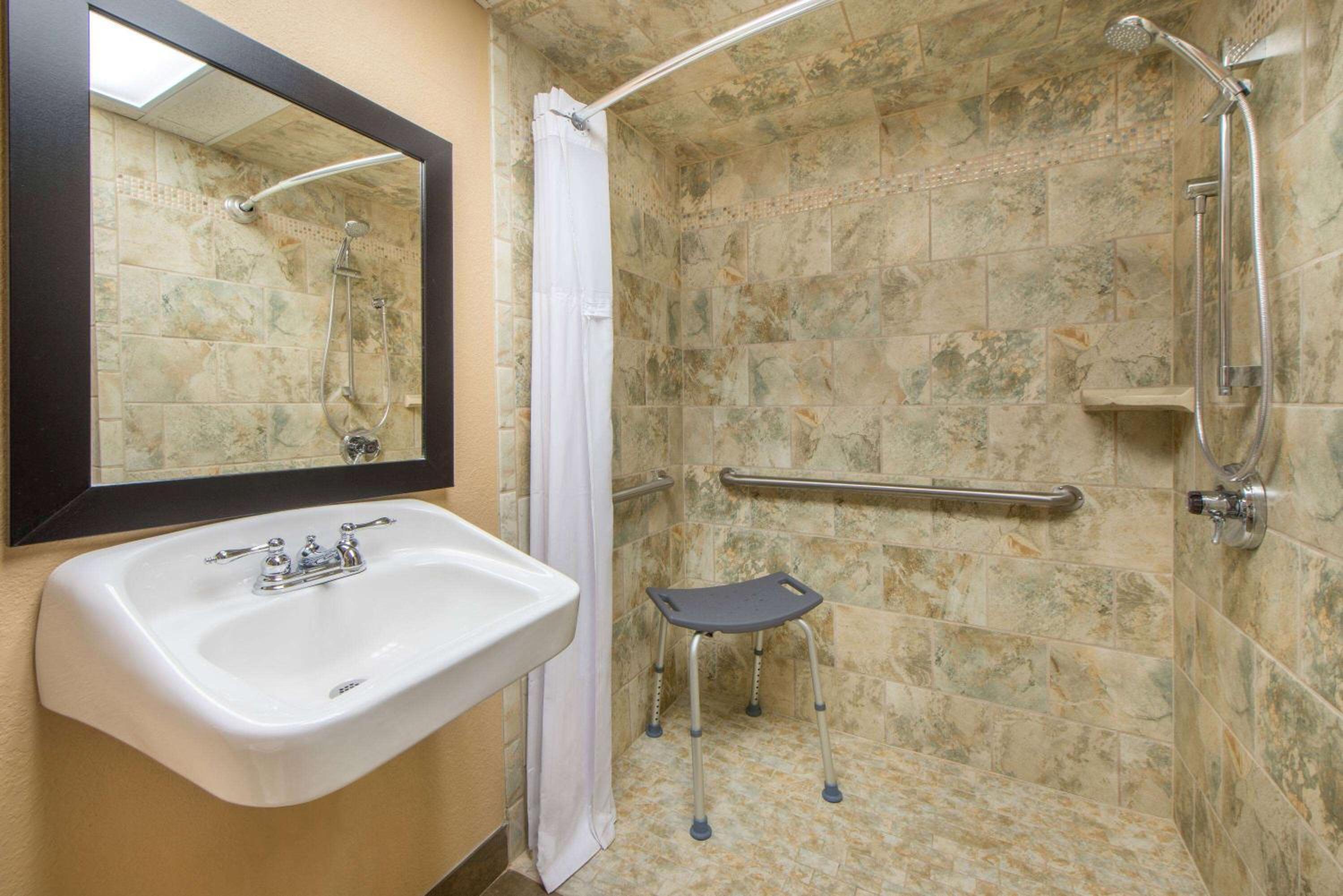 King Room with Bath Tub - Mobility Accessible/Non-Smoking - Photo 8
