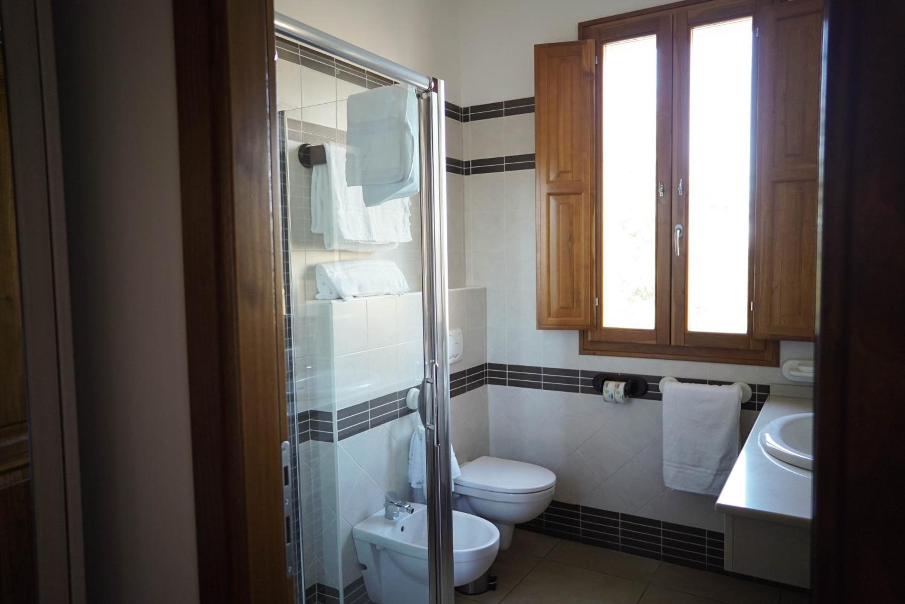 Deluxe King Room - Photo 4