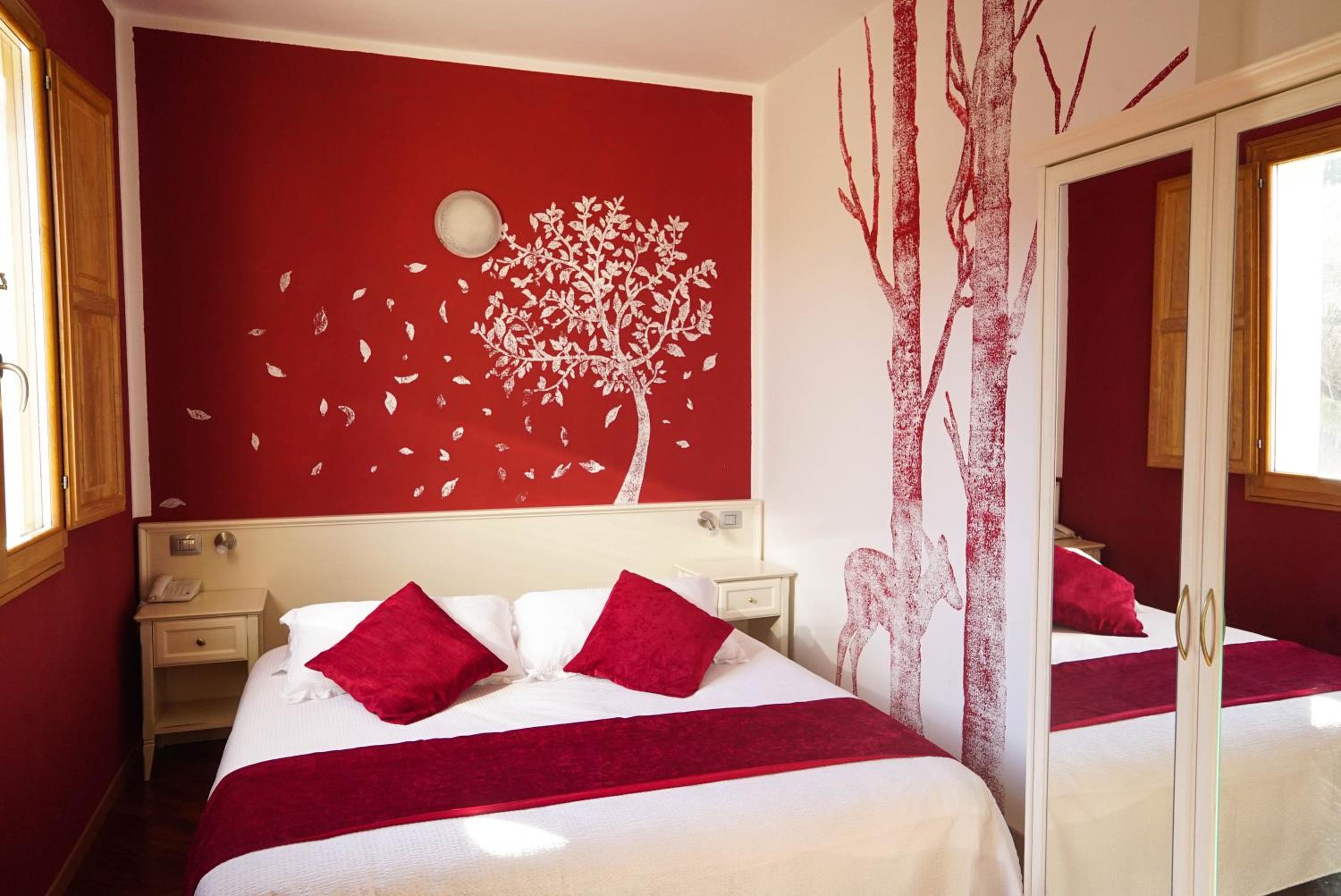 Deluxe King Room - Photo 2