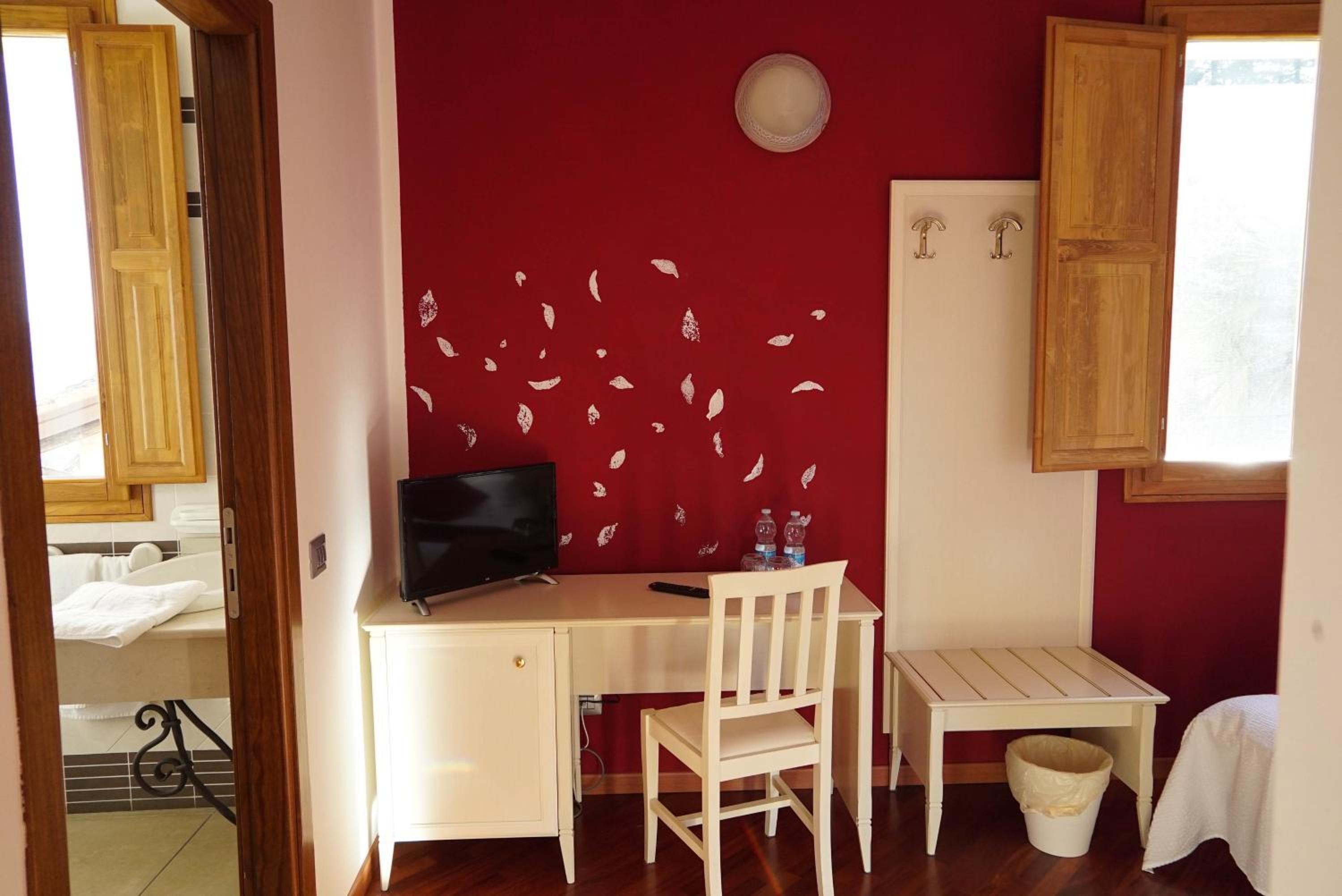 Deluxe King Room - Photo 16