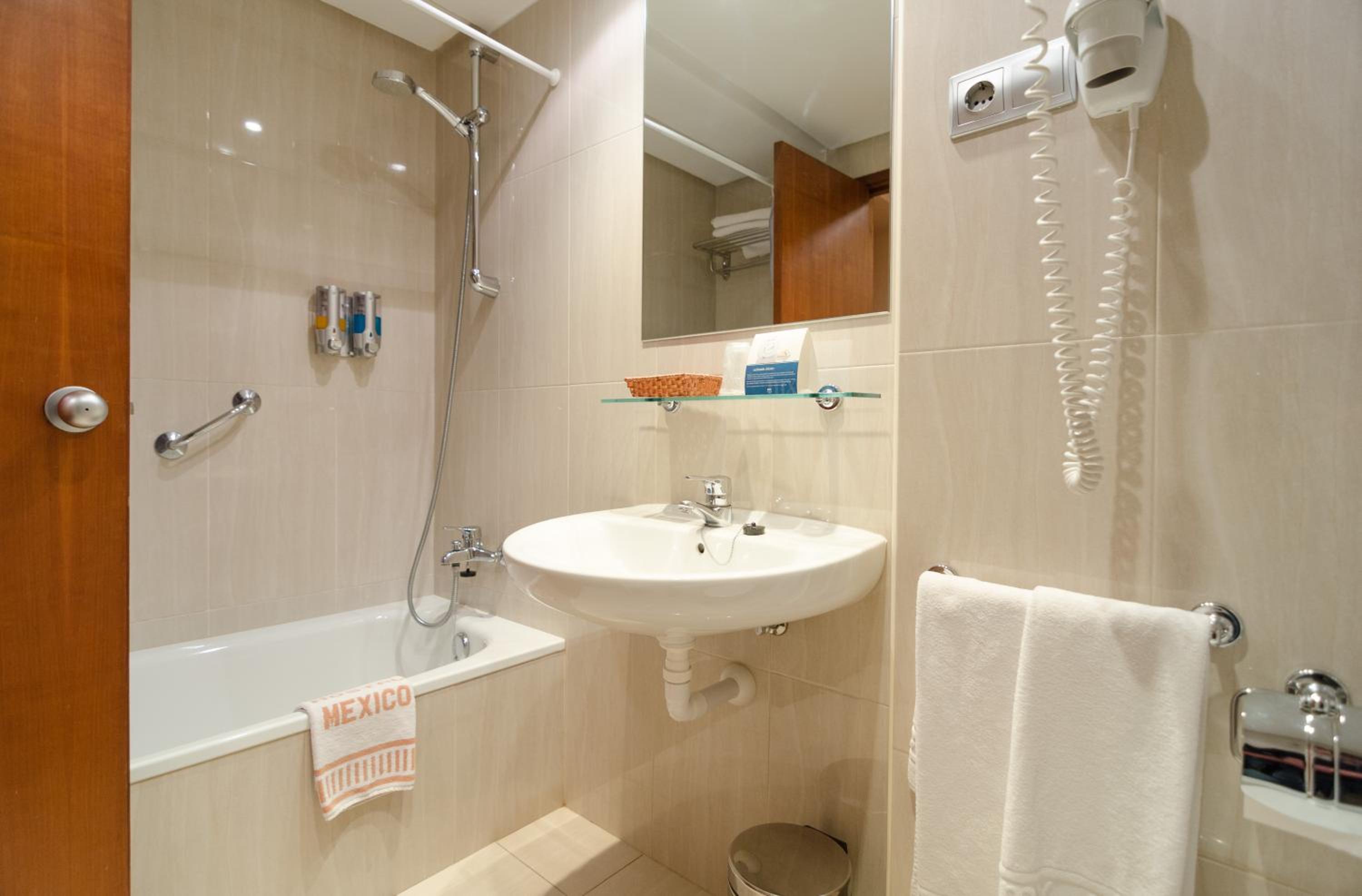 Double or Twin Room - Photo 6