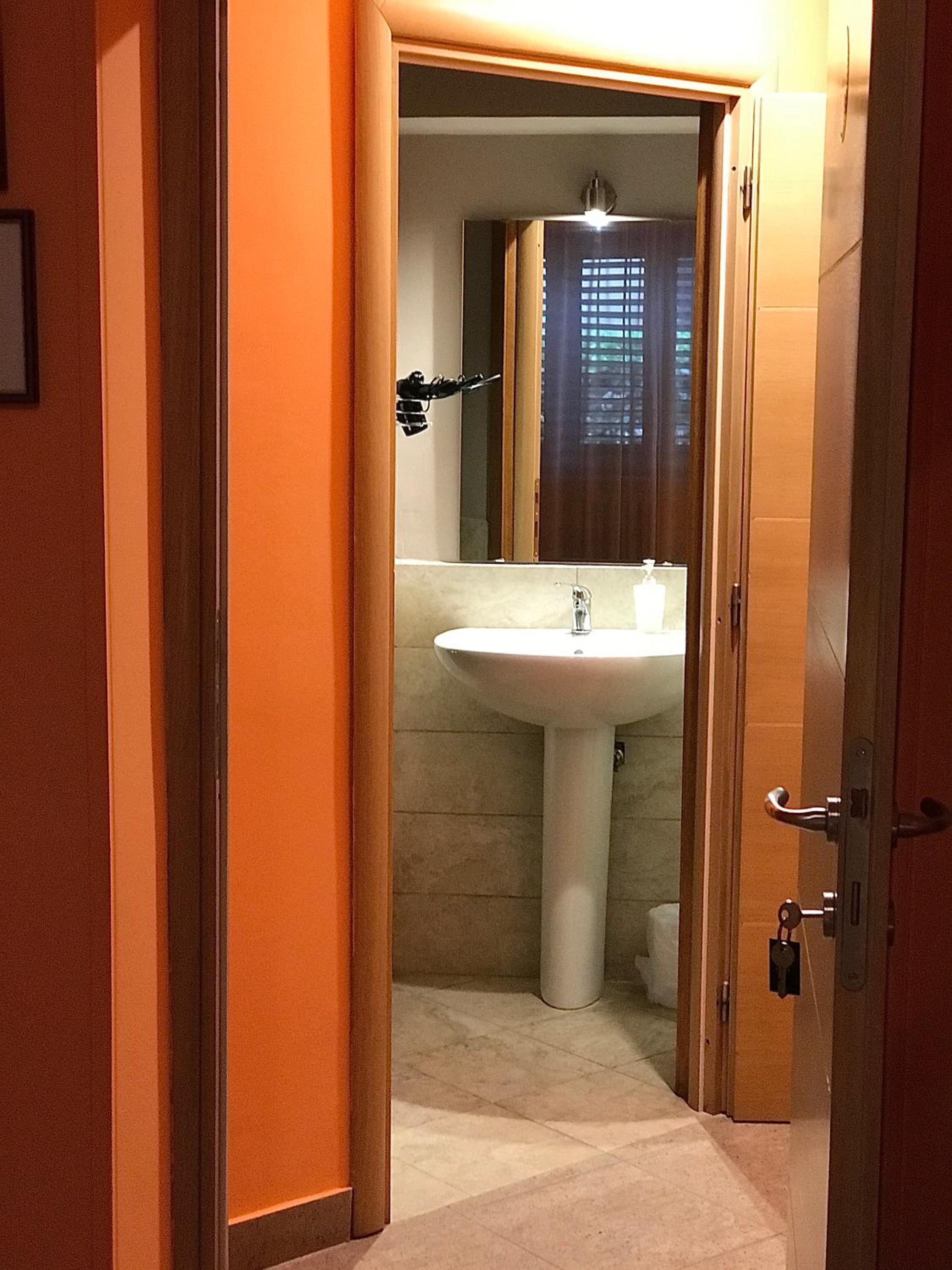 Single Room with Private Bathroom photo 3
