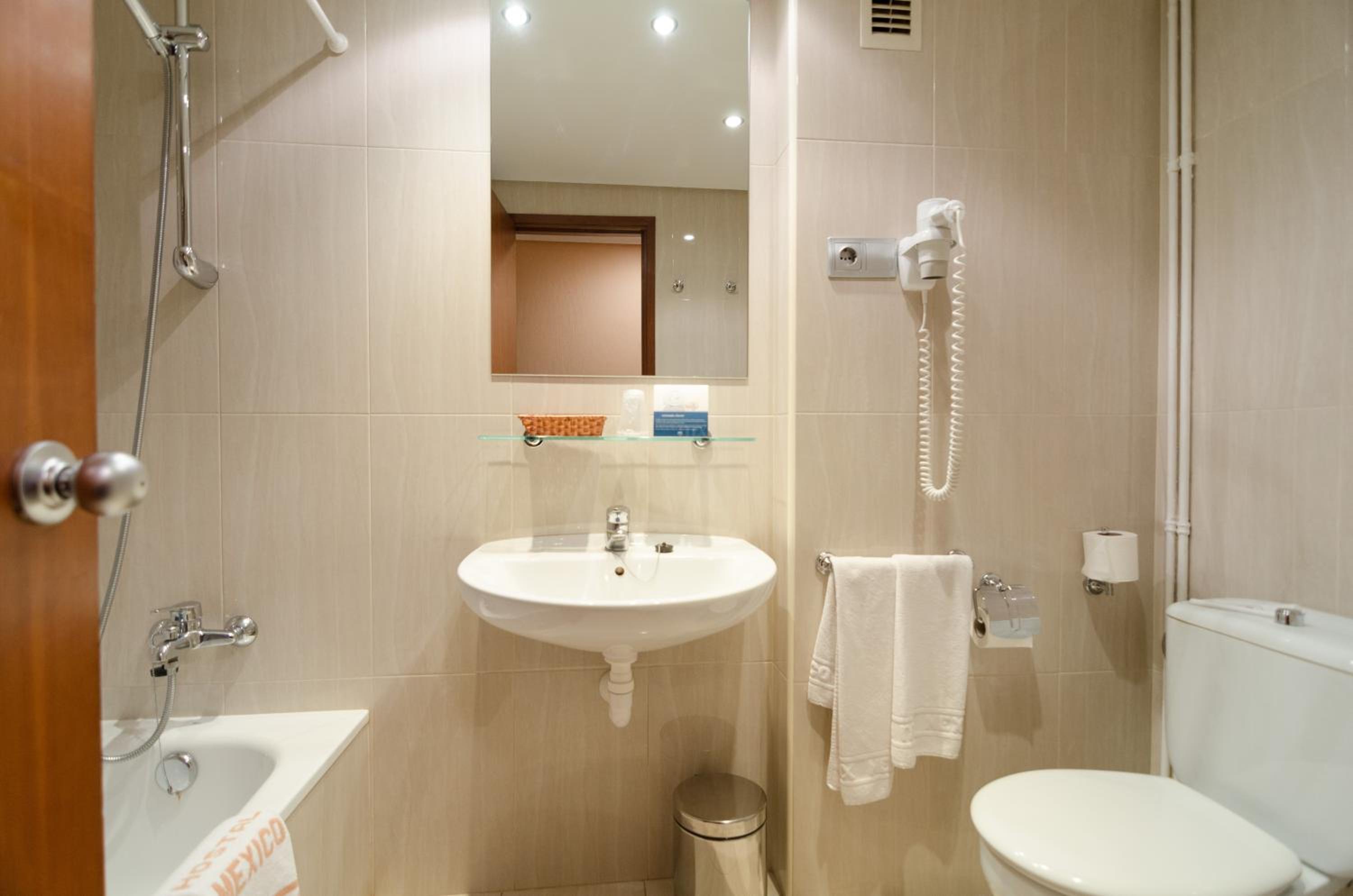 Double or Twin Room - Photo 10
