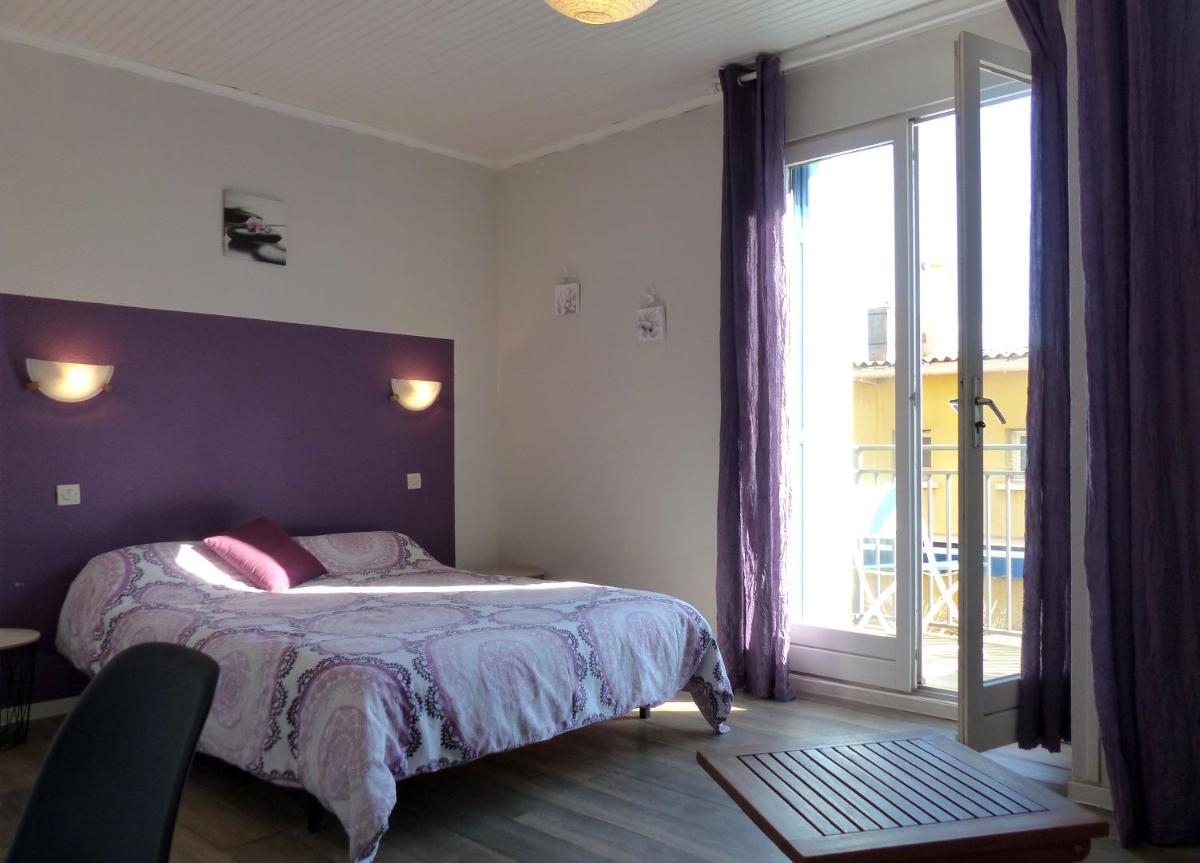 Double Room with Balcony and Sea View - Photo 1